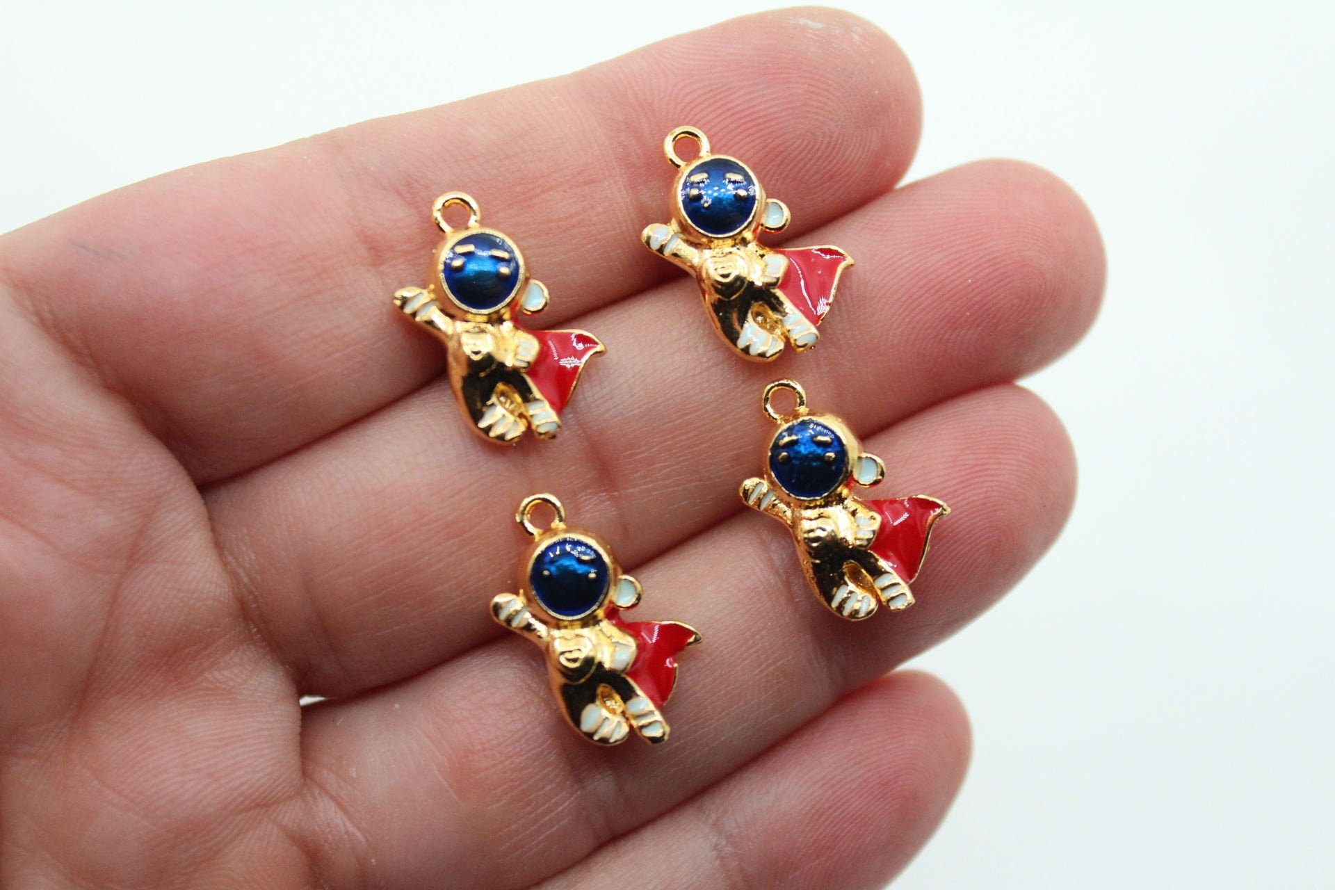 Altın Kaplama Pelerinli Astronot