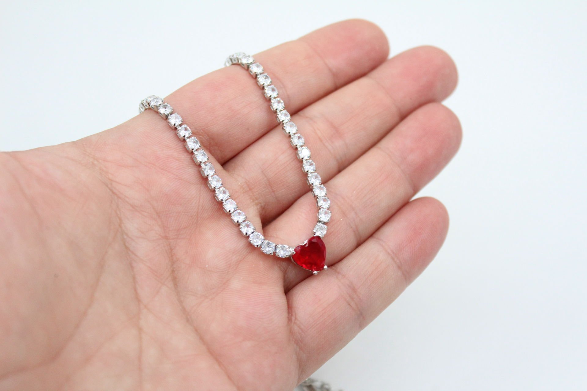 Rodyum Kaplama Kırmızı Kalpli Su Yolu Kolye