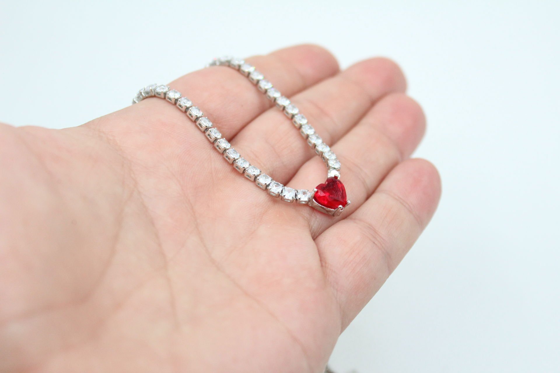 Rodyum Kaplama Kırmızı Kalpli Su Yolu Kolye