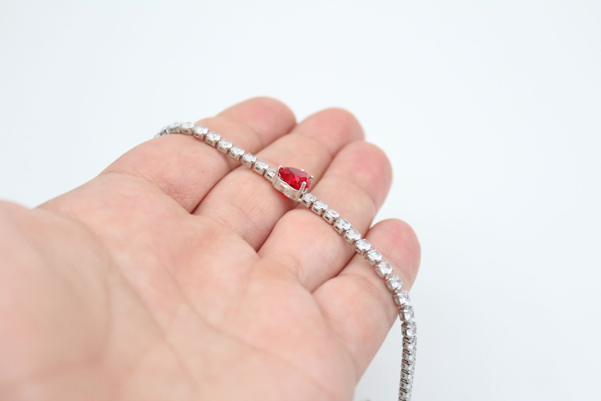 Rodyum Kaplama Kırmızı Kalpli Su Yolu Bileklik