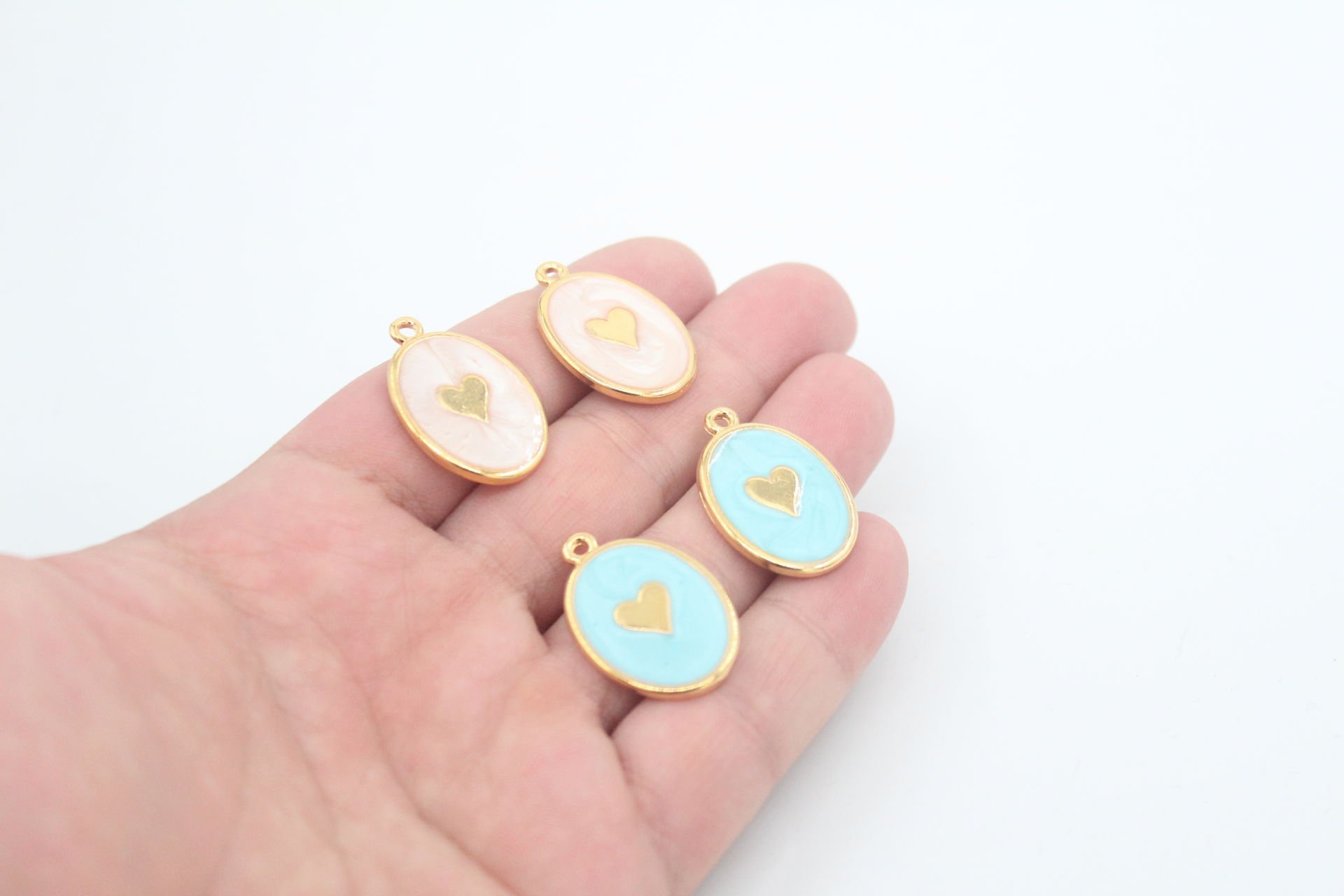 Altın Kaplama Oval Kalp Desenli Kolye Ucu