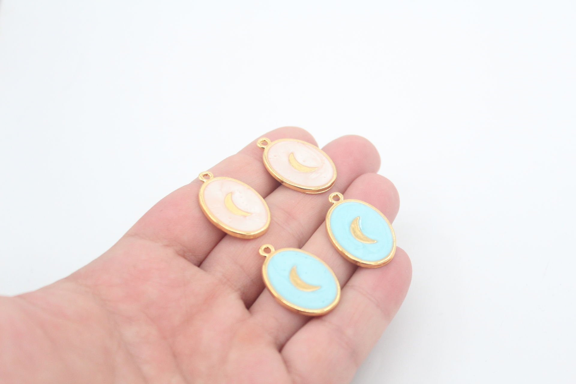 Altın Kaplama Oval Ay Desenli Kolye Ucu