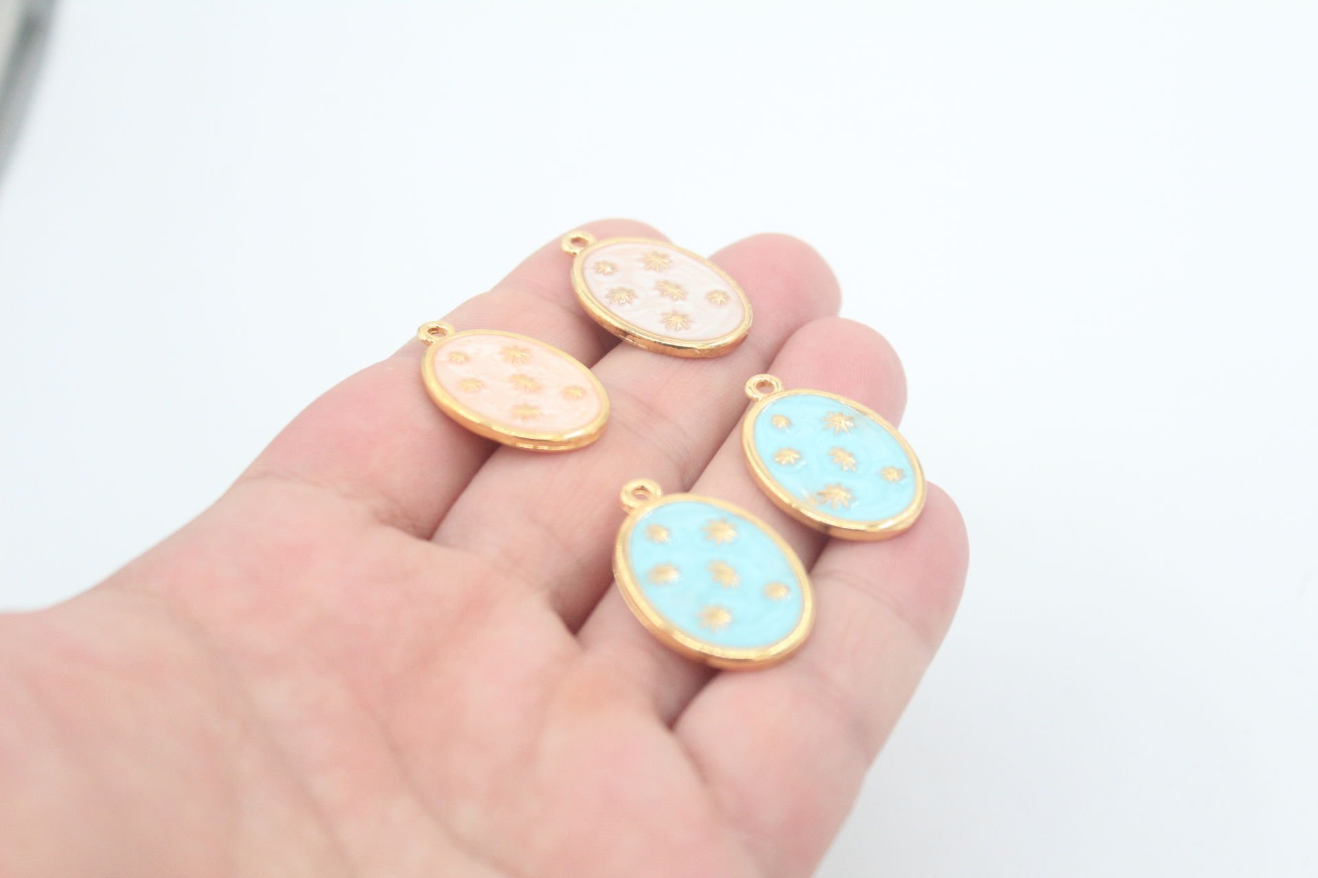 Alyın Kaplama Oval Çoklu Yıldız Desenli Kolye Ucu