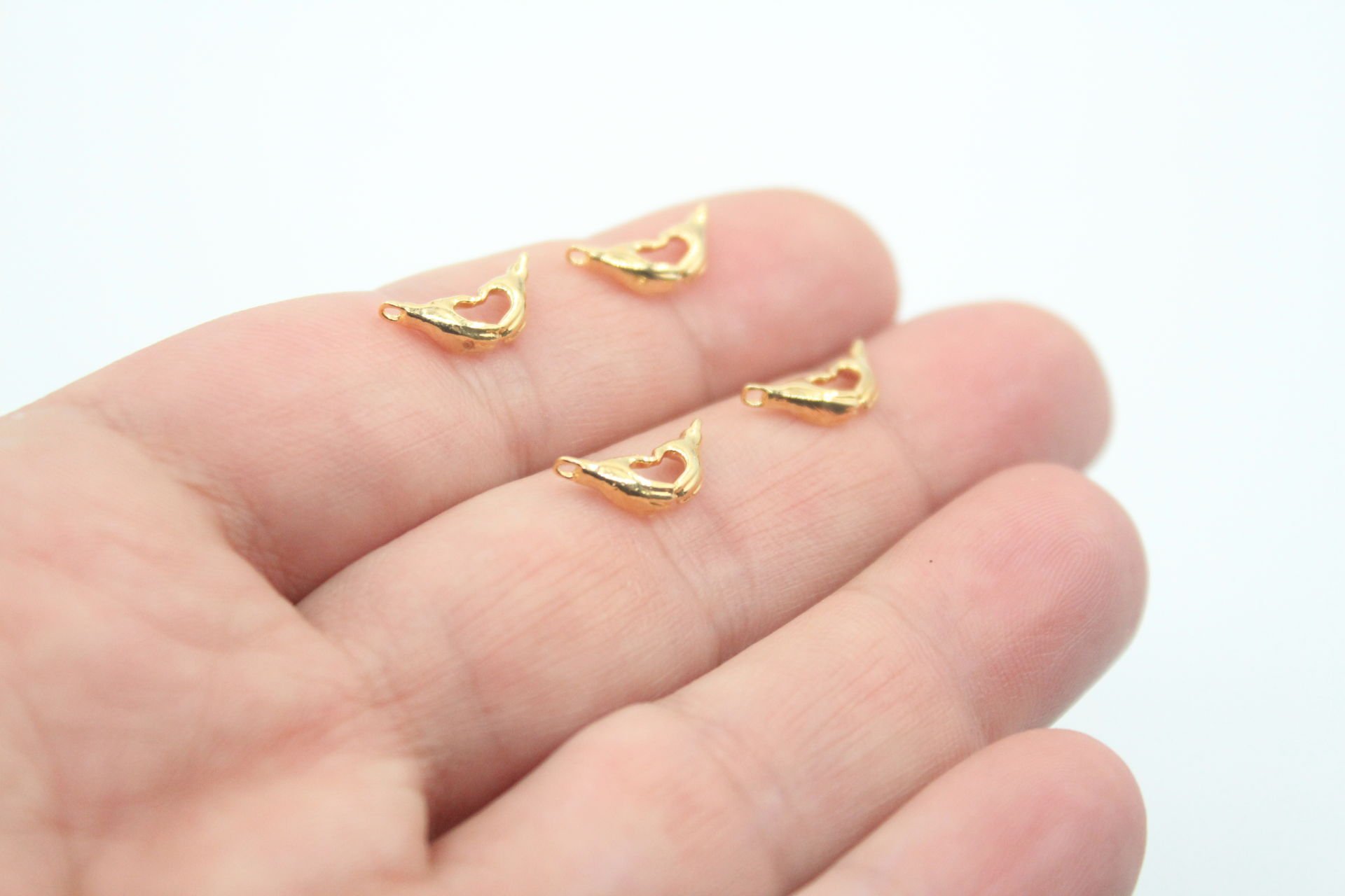 Altın Kaplama Döküm Kalp Yapan El