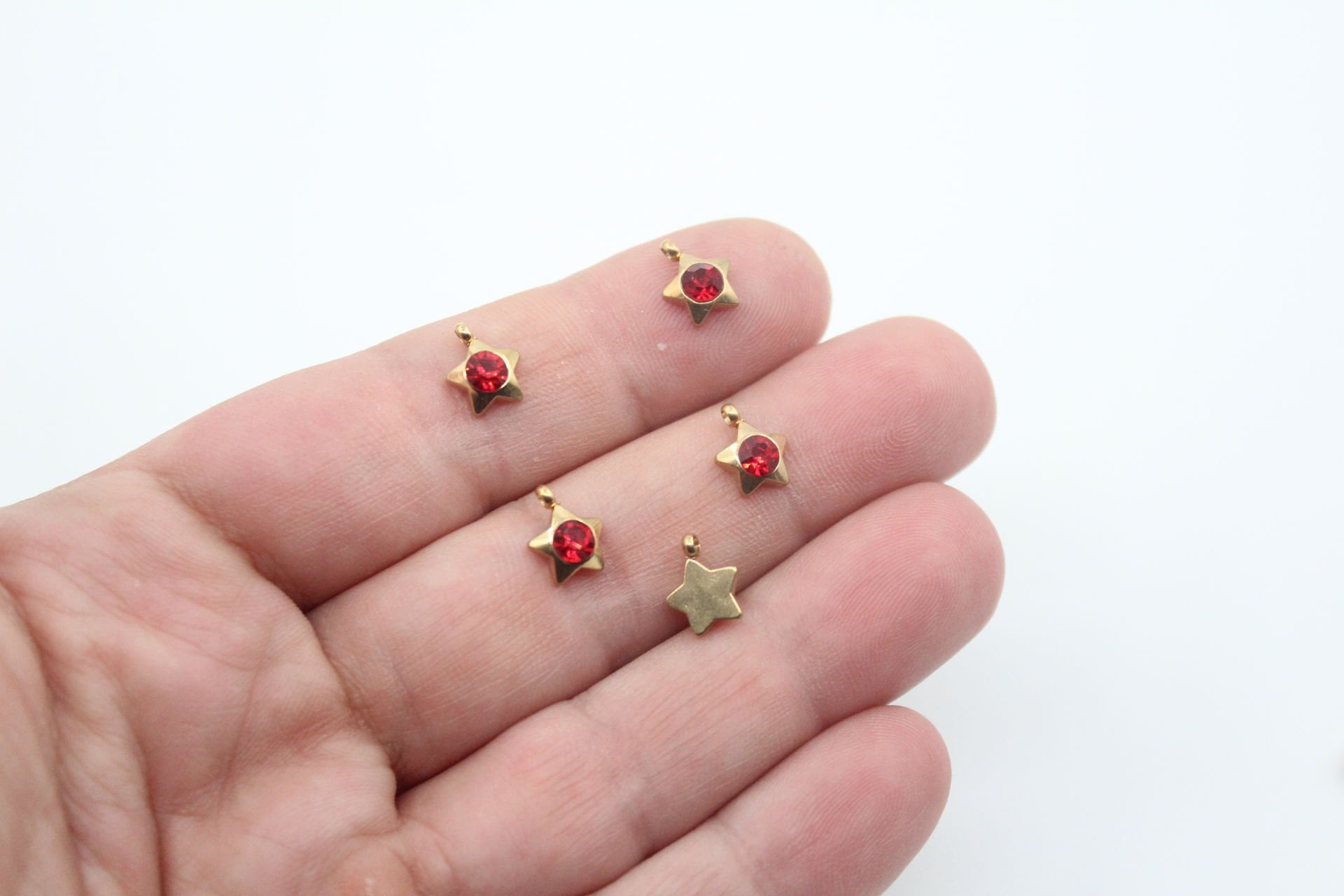 Yıldız Yuvarlak Taşlı Çelik Kolye Ucu Kırmızı