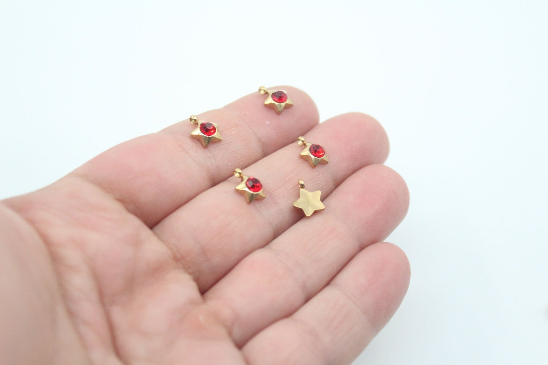 Yıldız Yuvarlak Taşlı Çelik Kolye Ucu Kırmızı