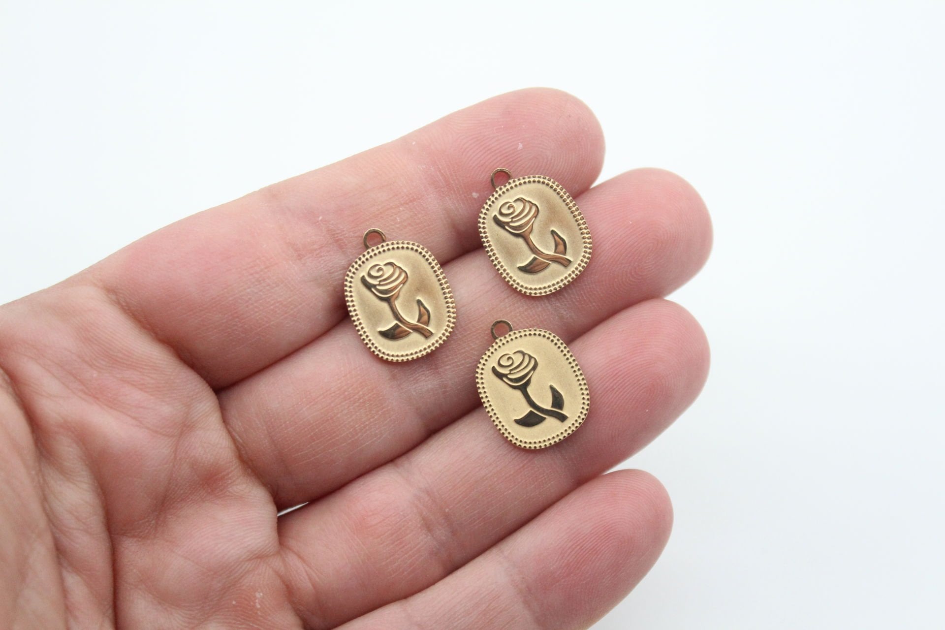 Gül Desenli Çelik Kolye Ucu