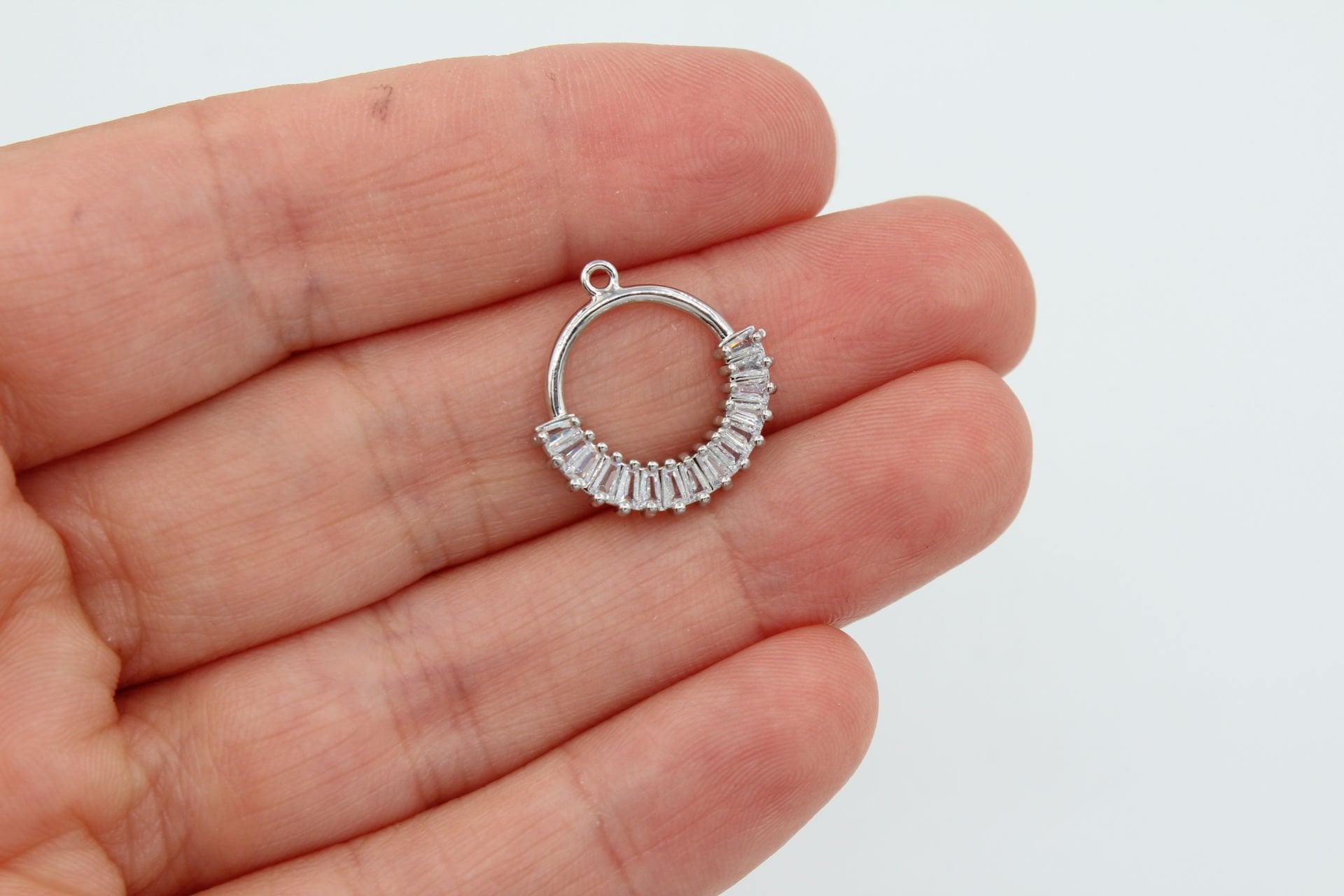 Rodyum Kaplama Yarım Baget Taşlı Yuvarlak Model