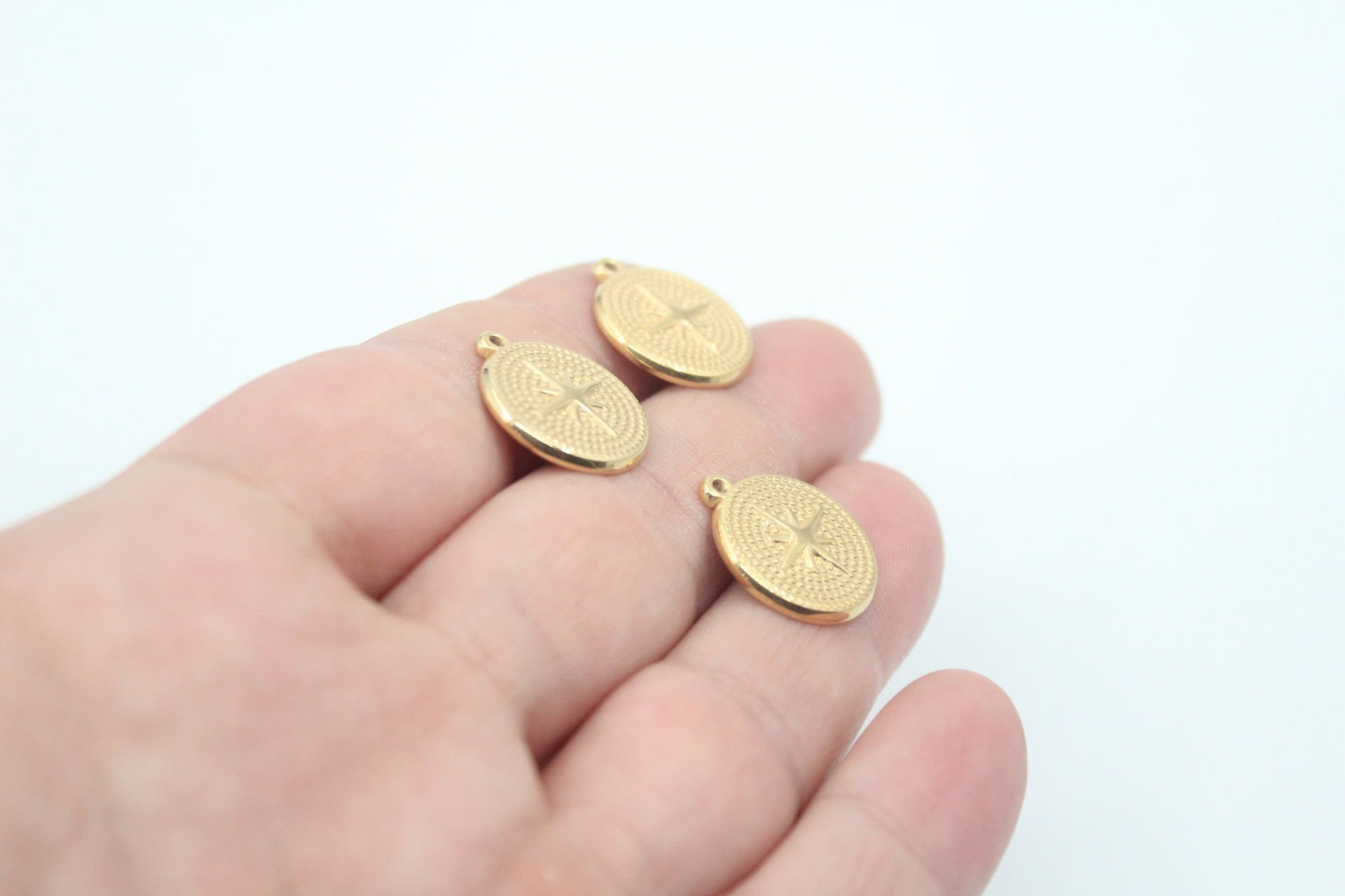 Yuvarlak Yıldız Desenli Çelik Kolye Ucu