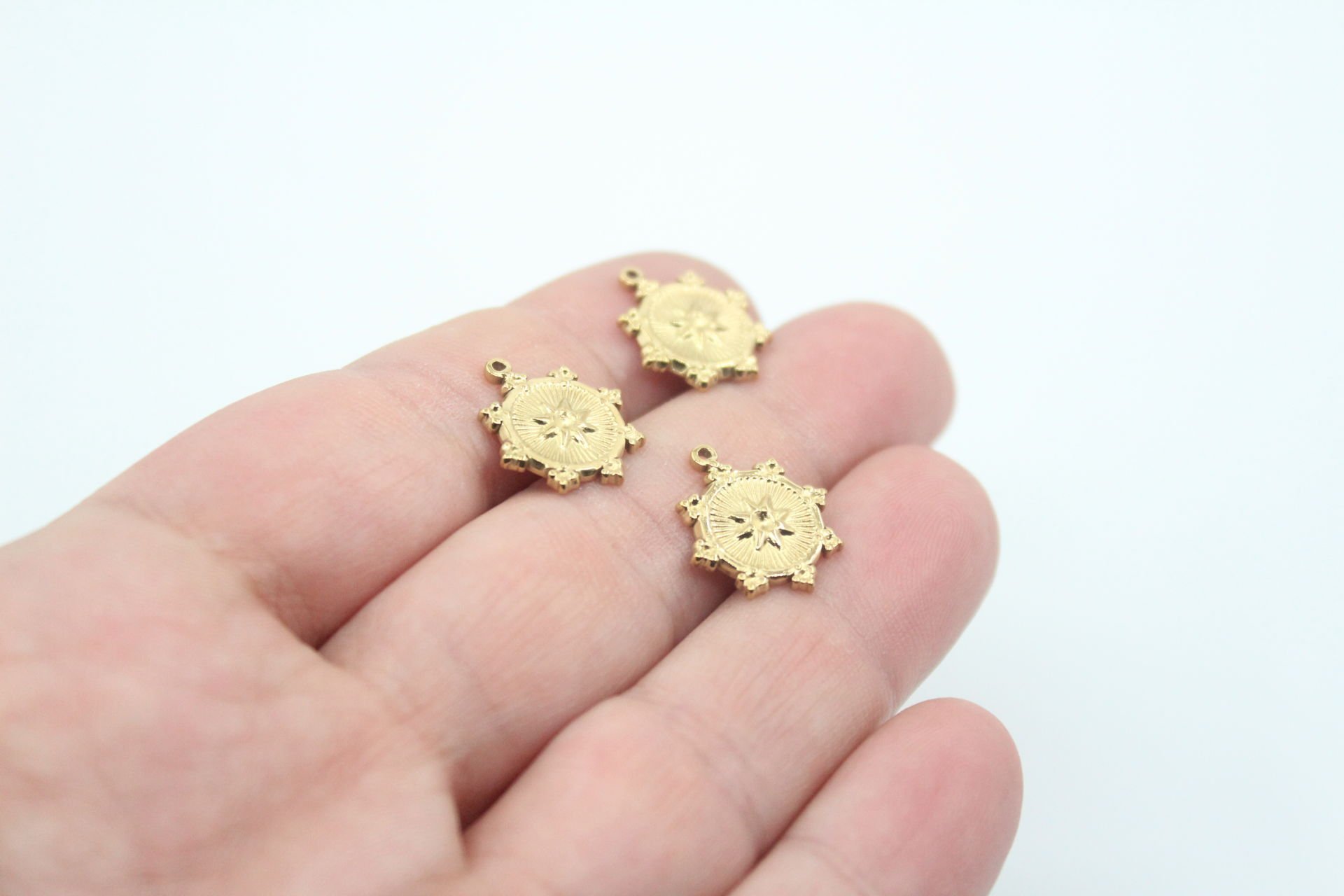 Yuvarlak Yıldız Desenli Çelik Kolye Ucu