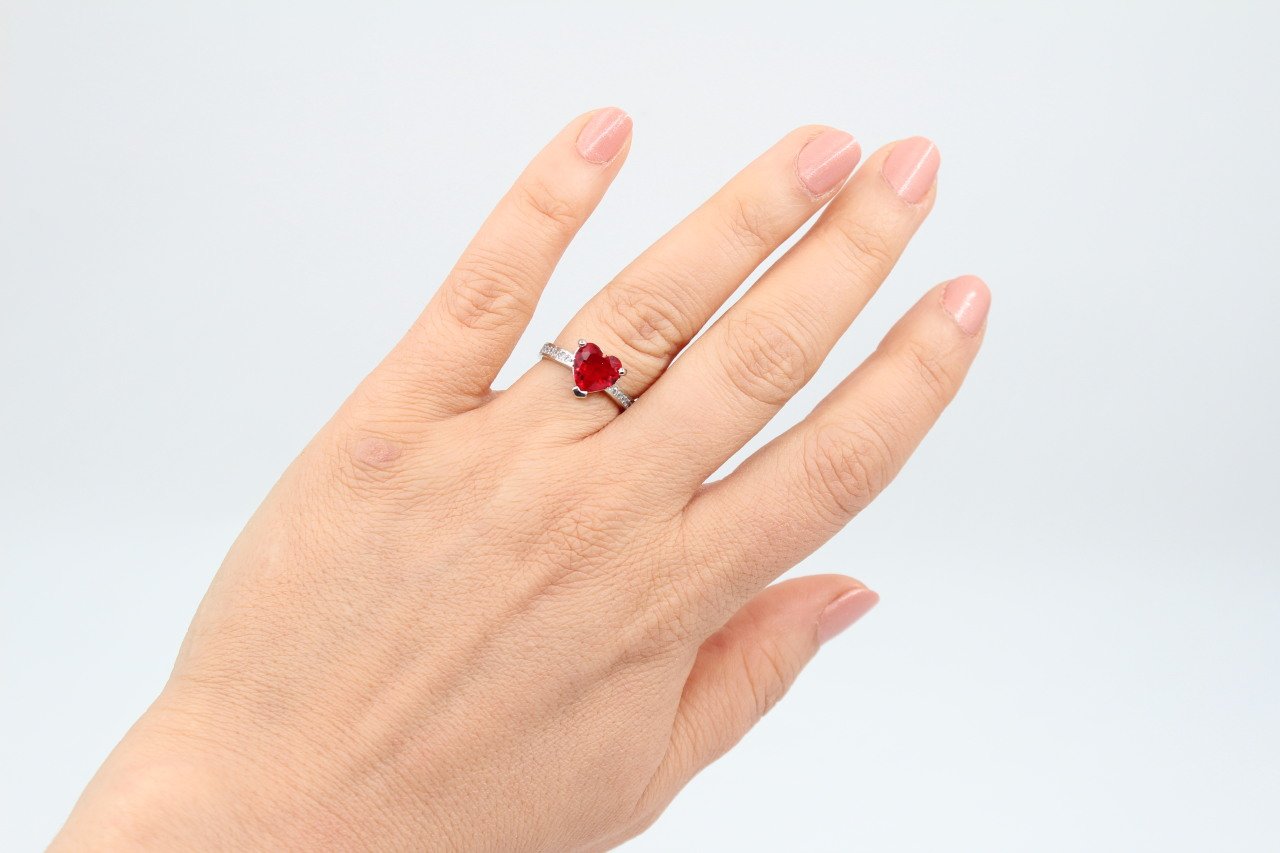 Rodyum Kap. 8mm Kırmızı Kalp Zirkonlu Yüzük
