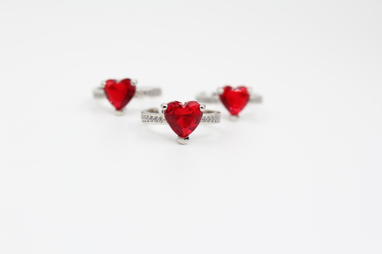 Rodyum Kap. 8mm Kırmızı Kalp Zirkonlu Yüzük
