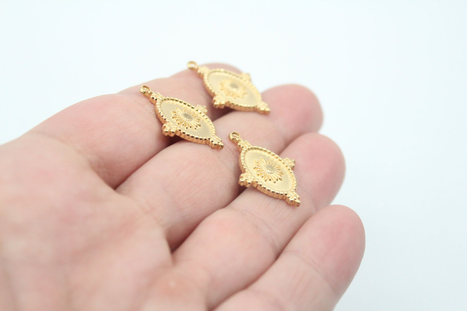 Oval Güneş Desenli Çelik Kolye Ucu