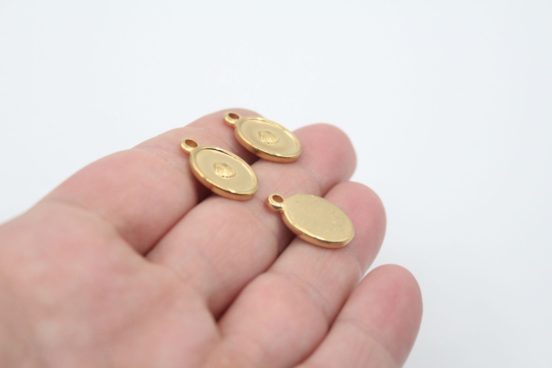 Oval İstiridye Desenli Çelik Kolye Ucu