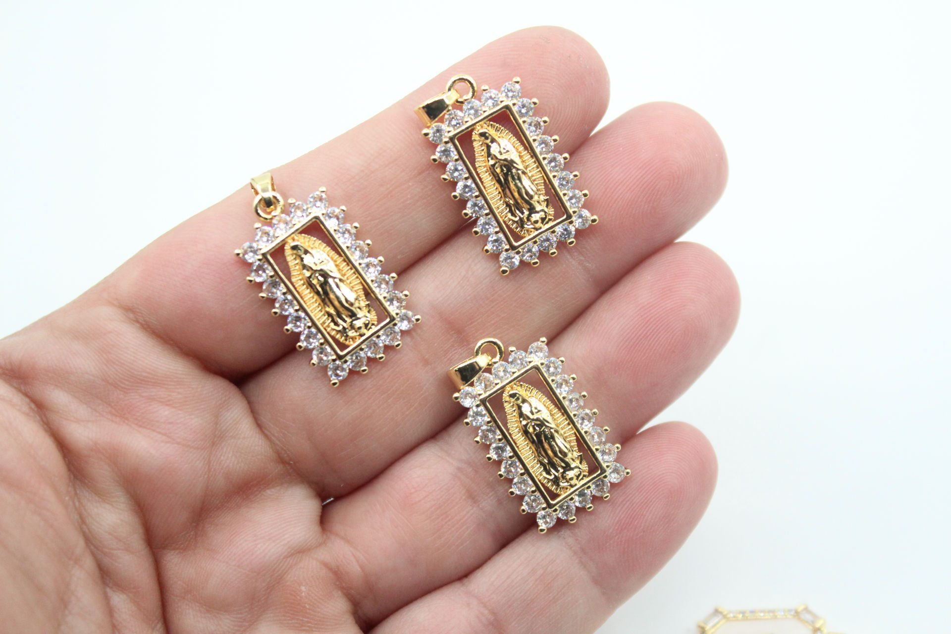 İthal Zirkonlu Dikdörtgen Madolyon Kolye Ucu