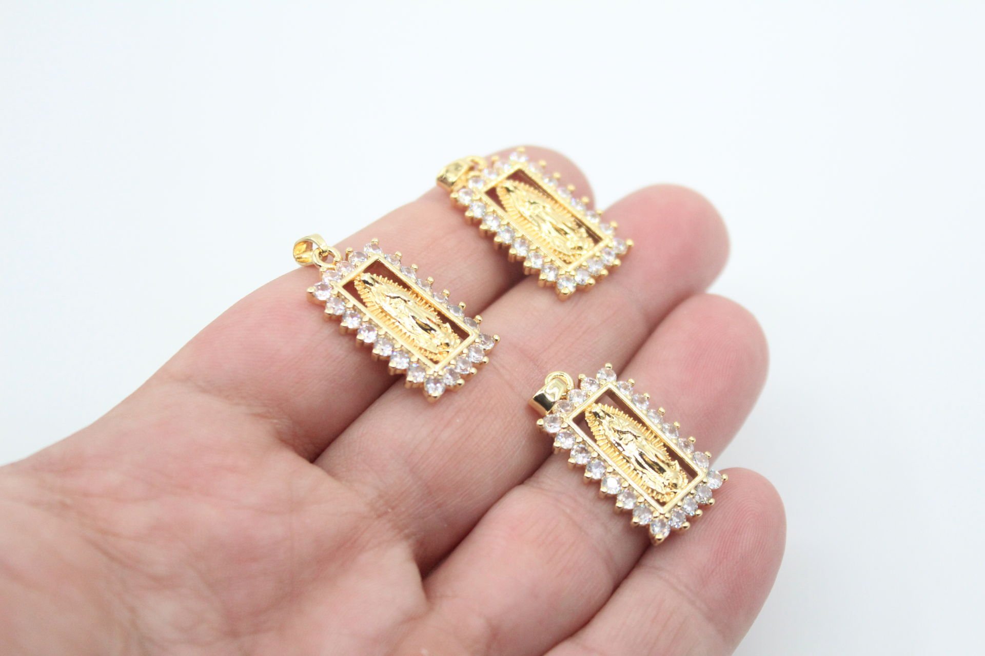 İthal Zirkonlu Dikdörtgen Madolyon Kolye Ucu