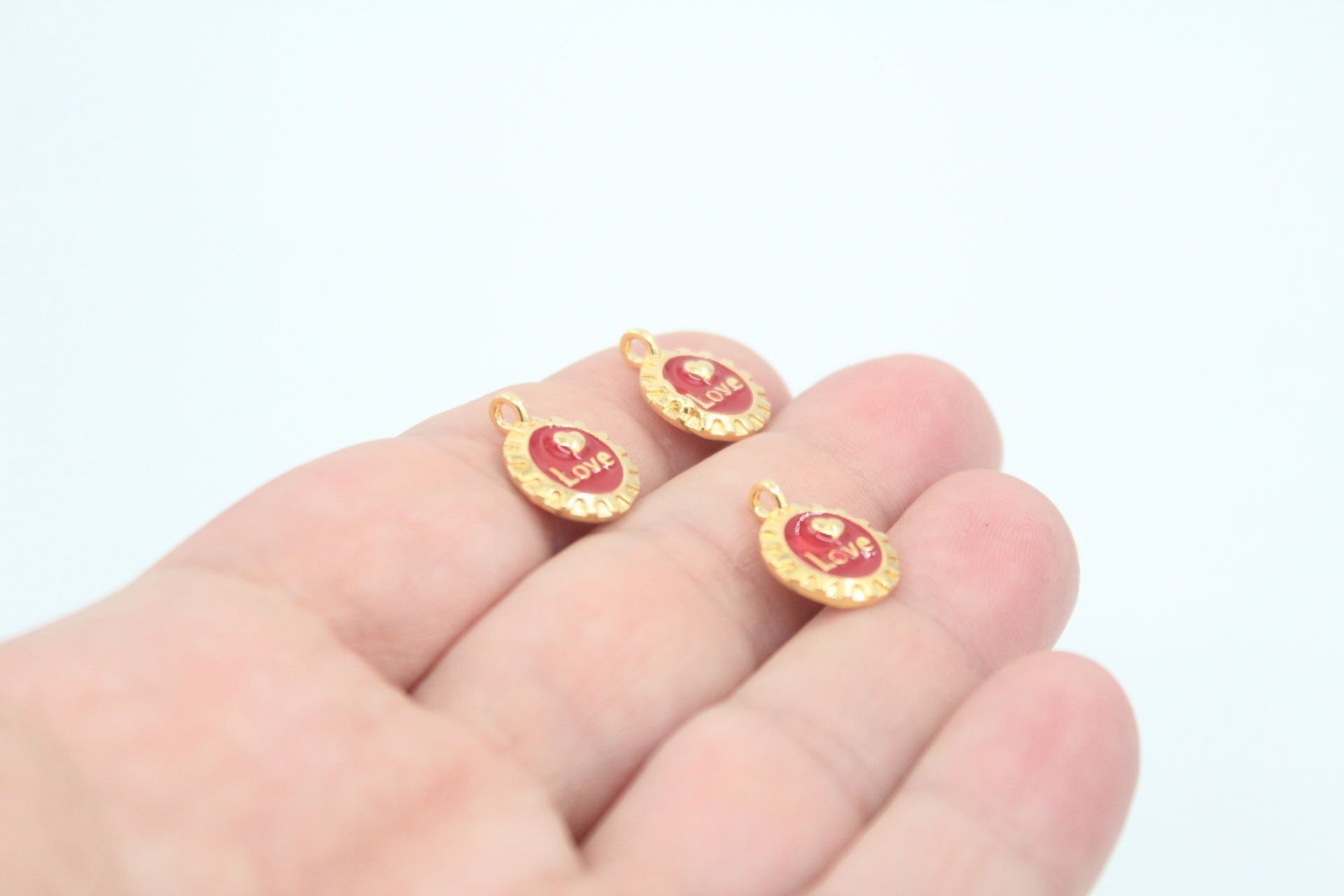 Altın Kaplama ''LOVE'' Yazılı Yuvarlak Kolye Ucu