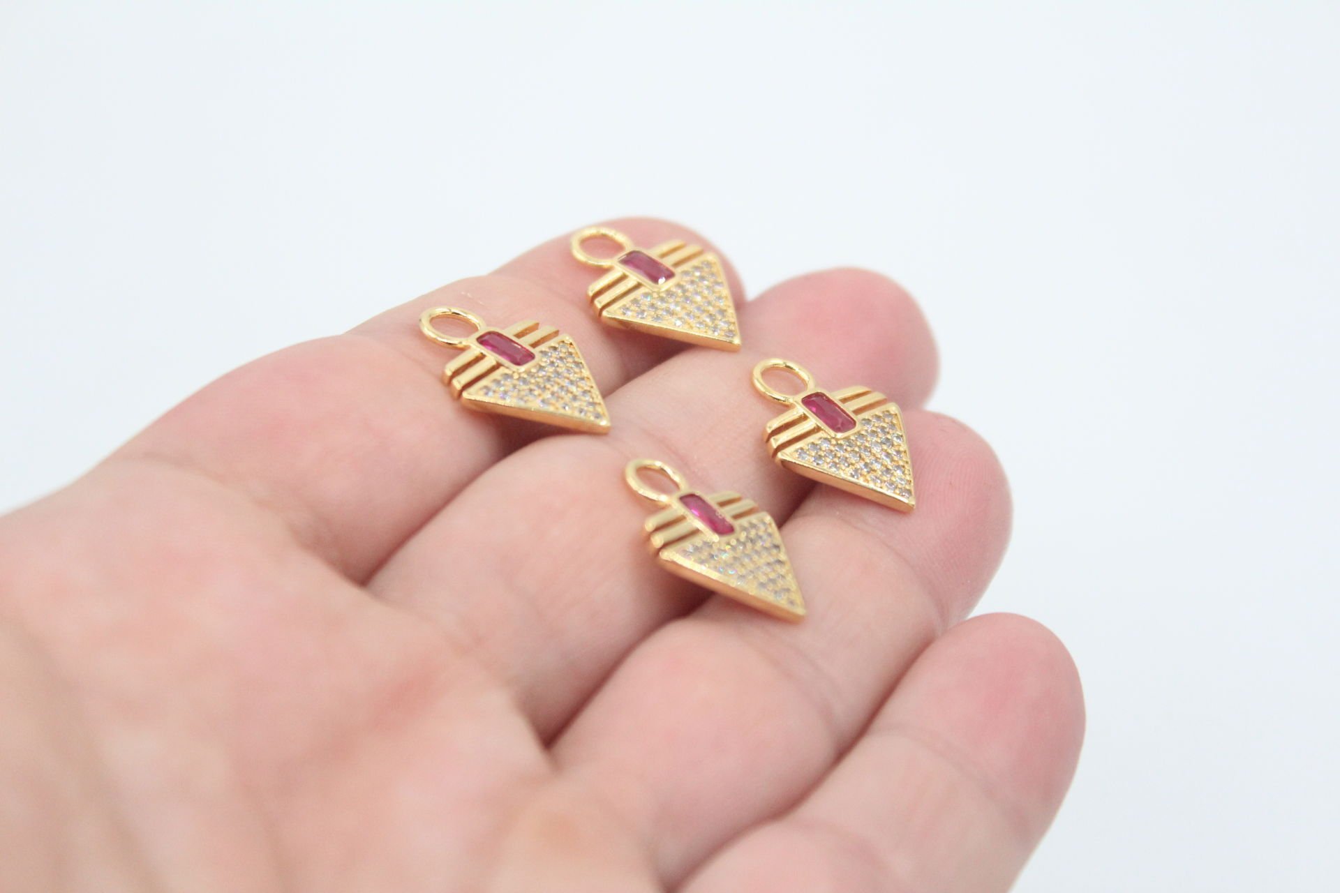 Altın Kaplama Zirkonlu Fuşya Taşlı Üçgen Kolye Ucu