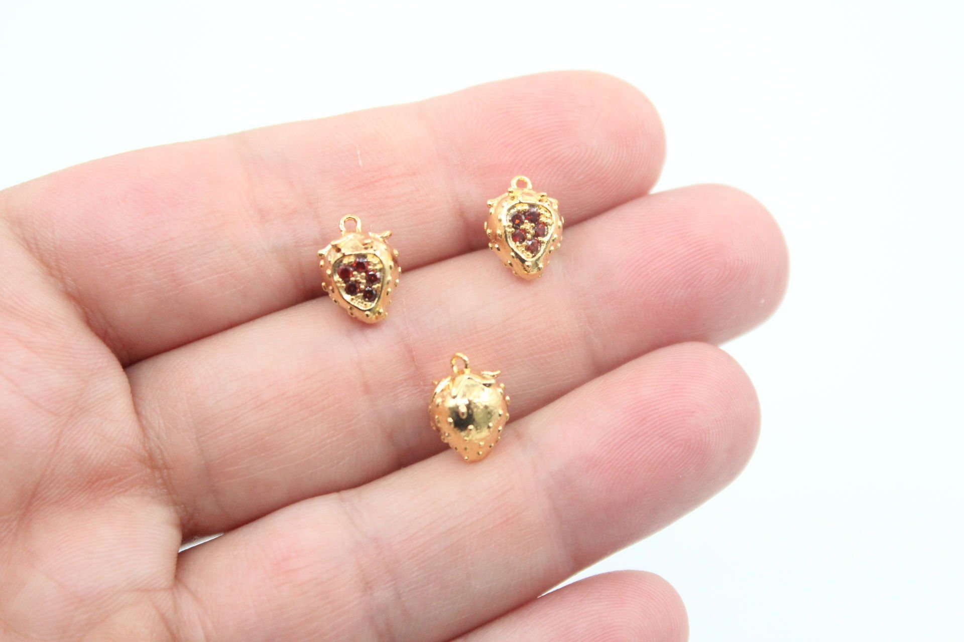 Altın Kaplama 3 Boyutlu Çilek Kolye Ucu