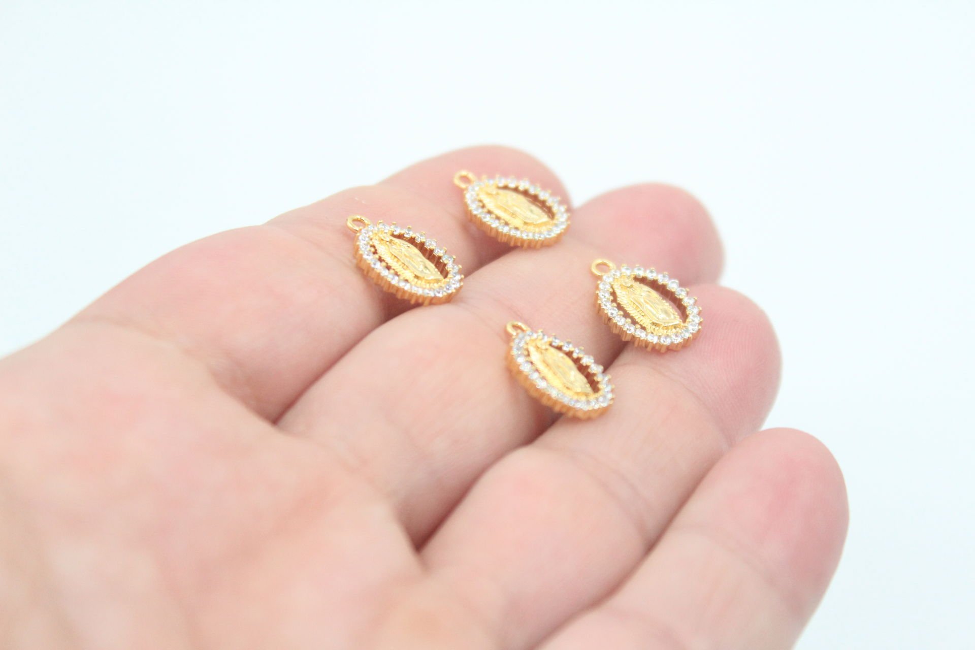 Altın Kaplama Zirkonlu Madalyon Kolye Ucu