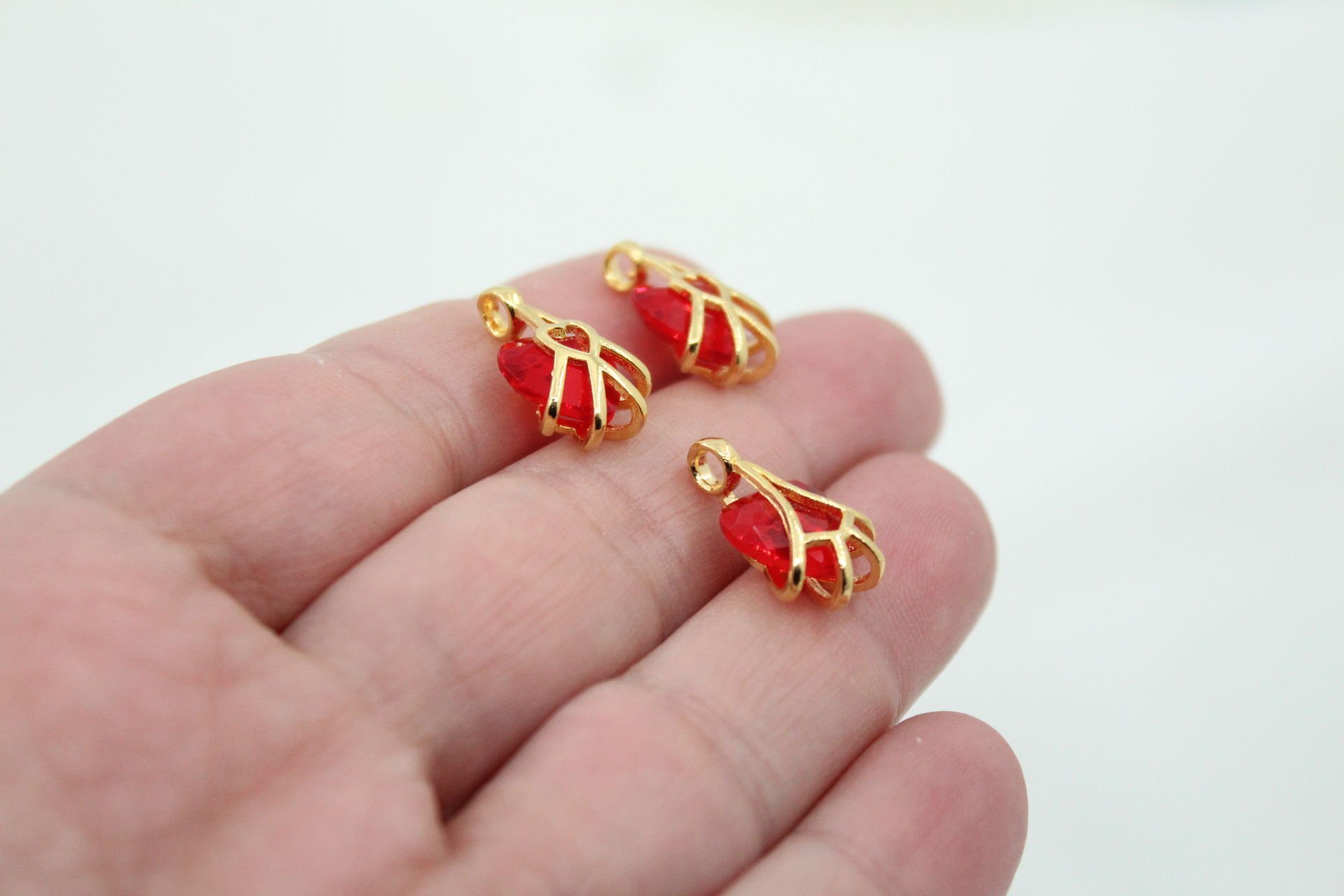 Altın Kaplama Kafes İçinde Kalp Kırmızı