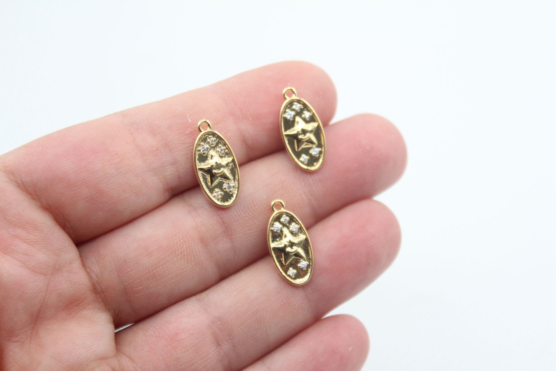 Altın Kaplama Zirkonlu Oval Yıldız Desenli Kolye Ucu