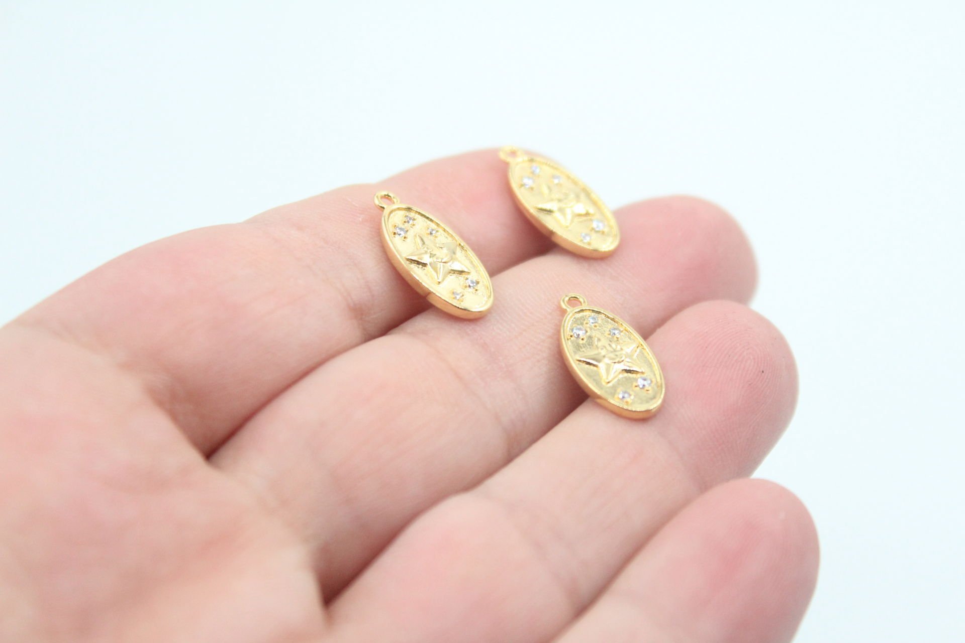 Altın Kaplama Zirkonlu Oval Yıldız Desenli Kolye Ucu