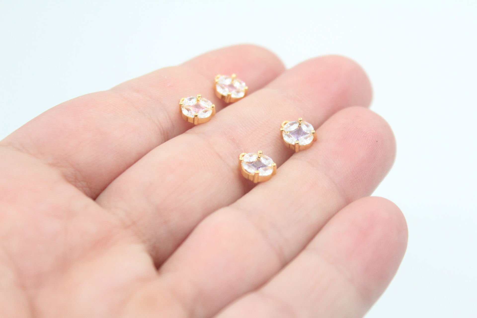 Altın Kaplama Yuvarlak İçi Renkli Zirkonlu Kolye Ucu