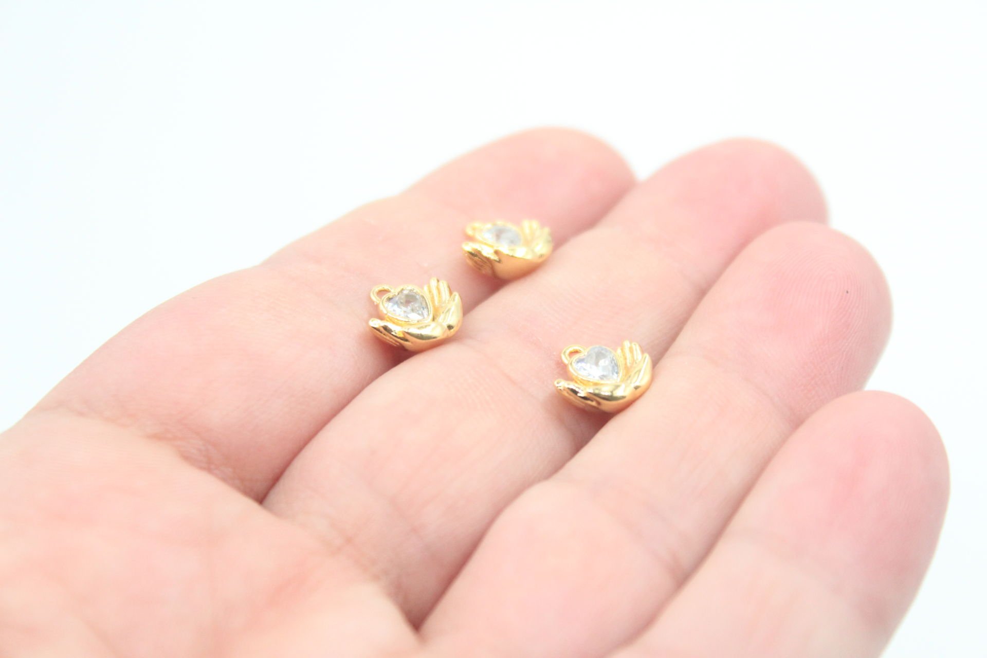 Altın Kaplama Zirkon Taşlı Kalp Tutan El Kolye Ucu