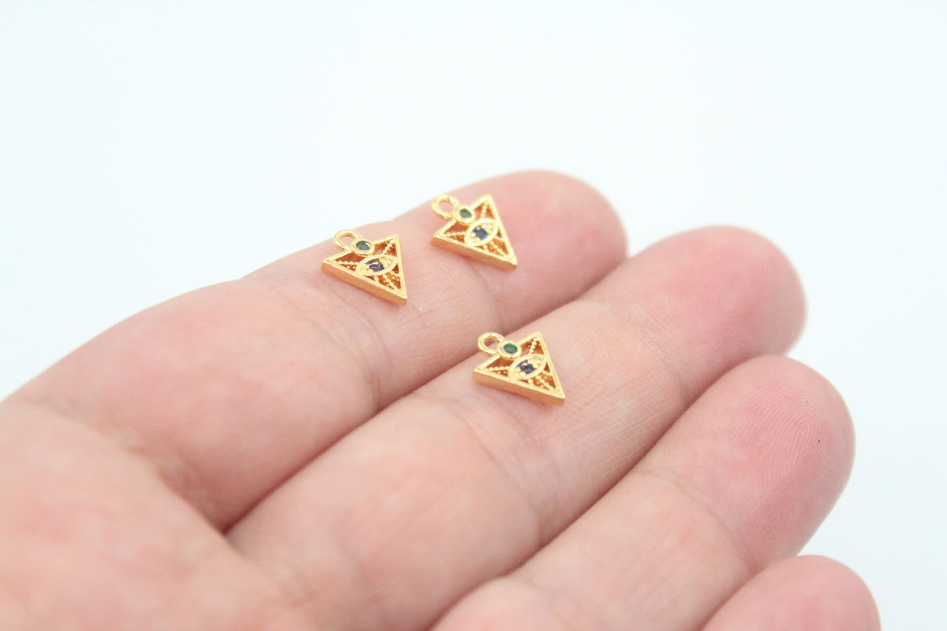 Altın Kaplama Renkli Zirkonlu Mini Üçgen Göz