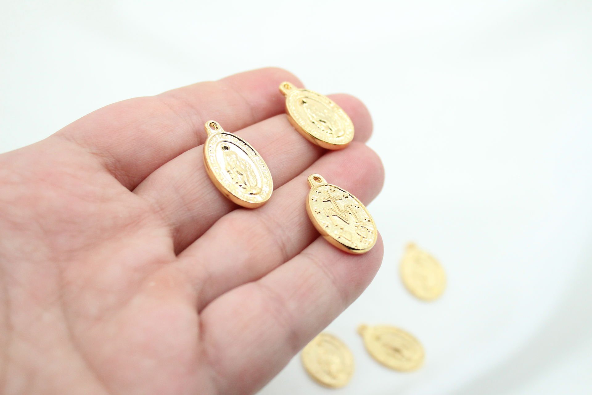 Altın Kaplama Antik Oval Madalyon