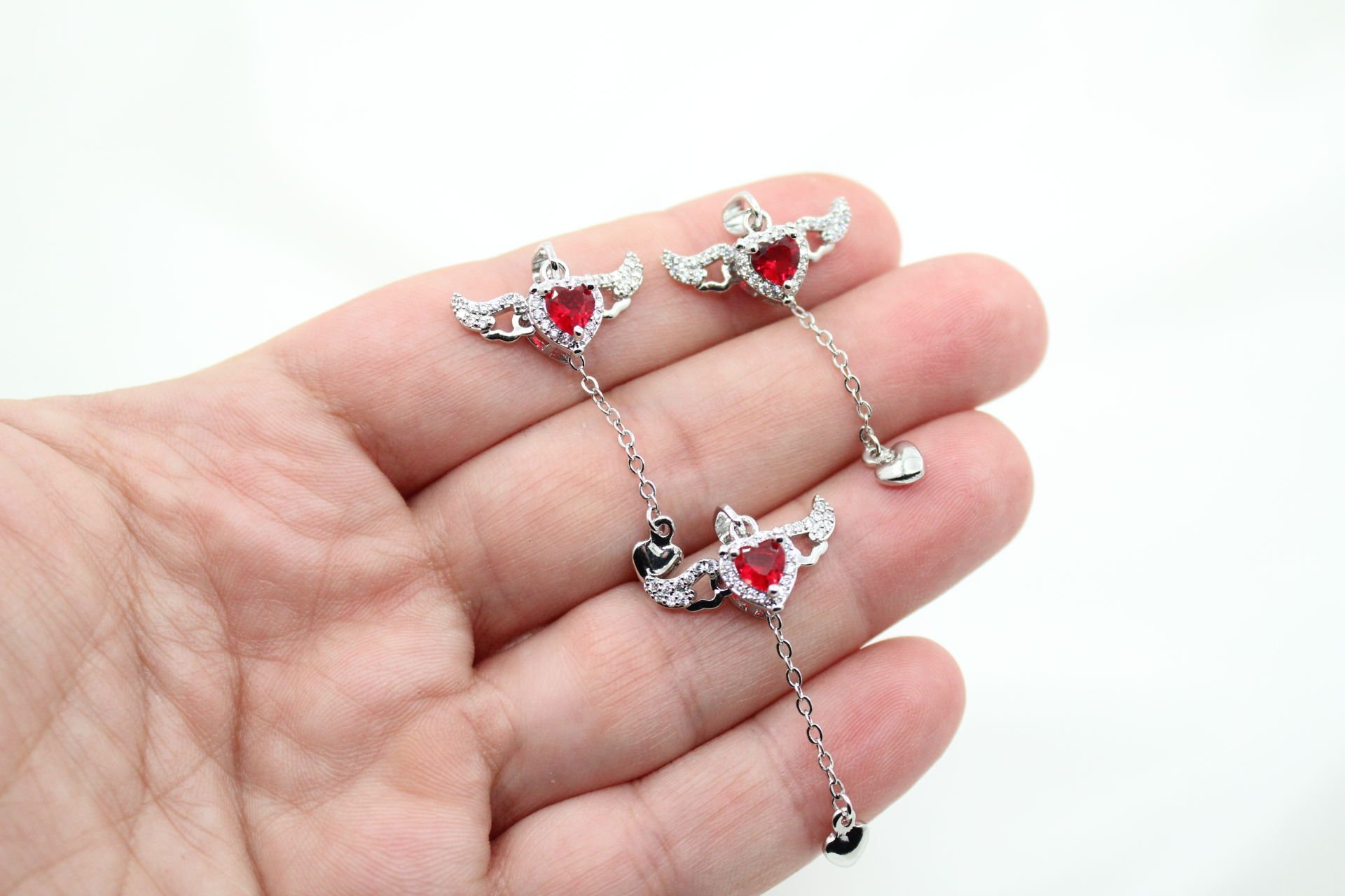 Rodyum Kaplama İthal Kırmızı Taşlı Oynar Kanatlı Kolye Ucu