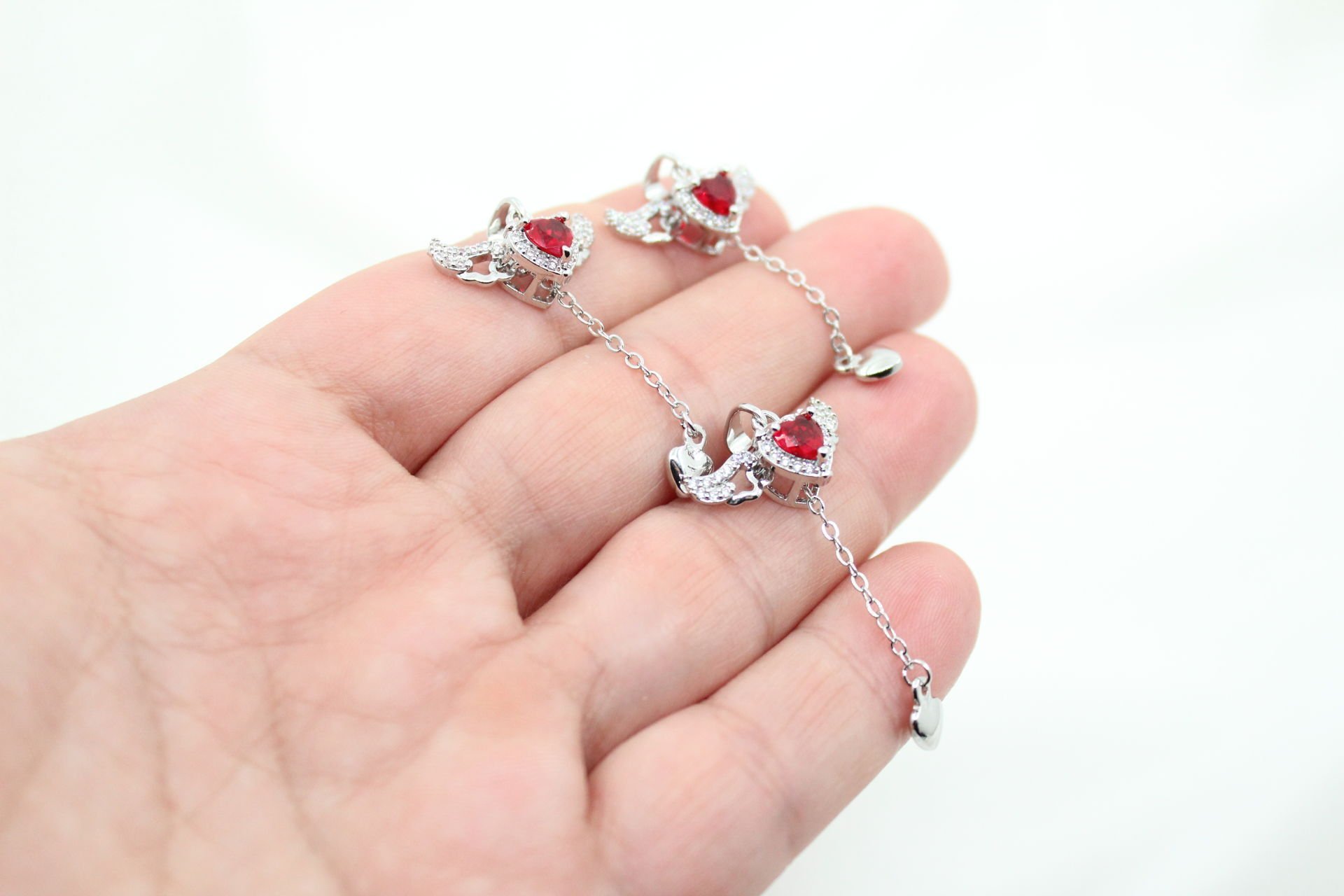 Rodyum Kaplama İthal Kırmızı Taşlı Oynar Kanatlı Kolye Ucu