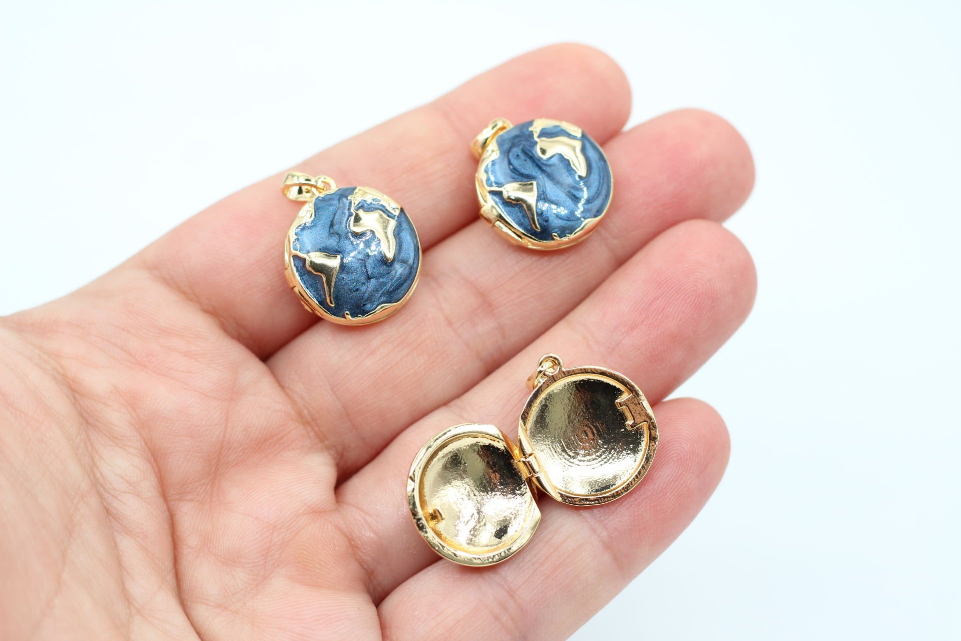 Altın Kaplama Kapaklı Dünya