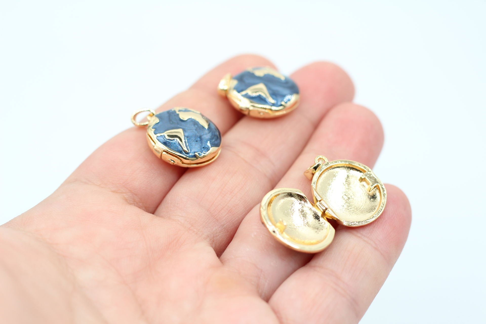 Altın Kaplama Kapaklı Dünya