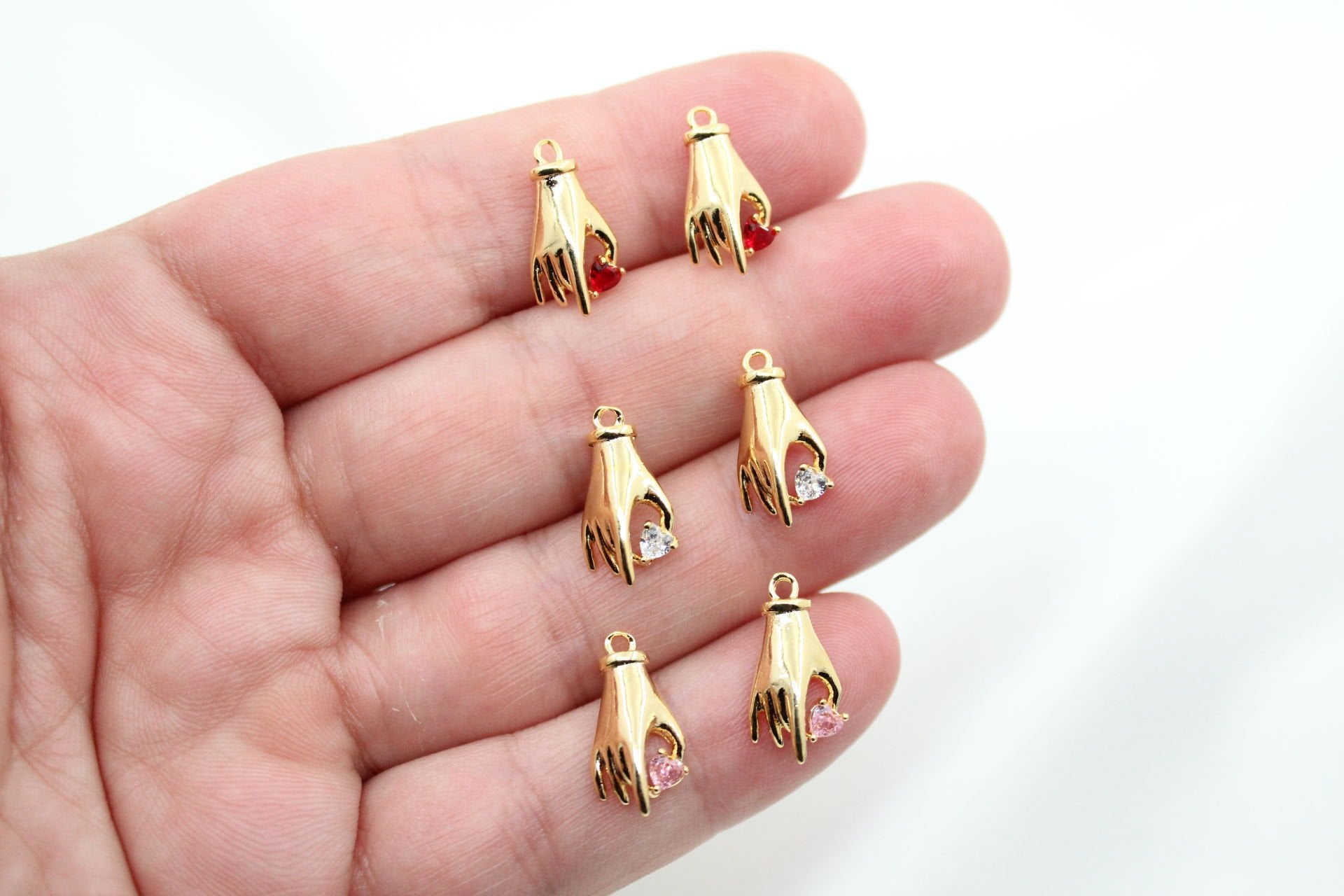 Altın Kaplama Zirkonlu Kalp Tutan El