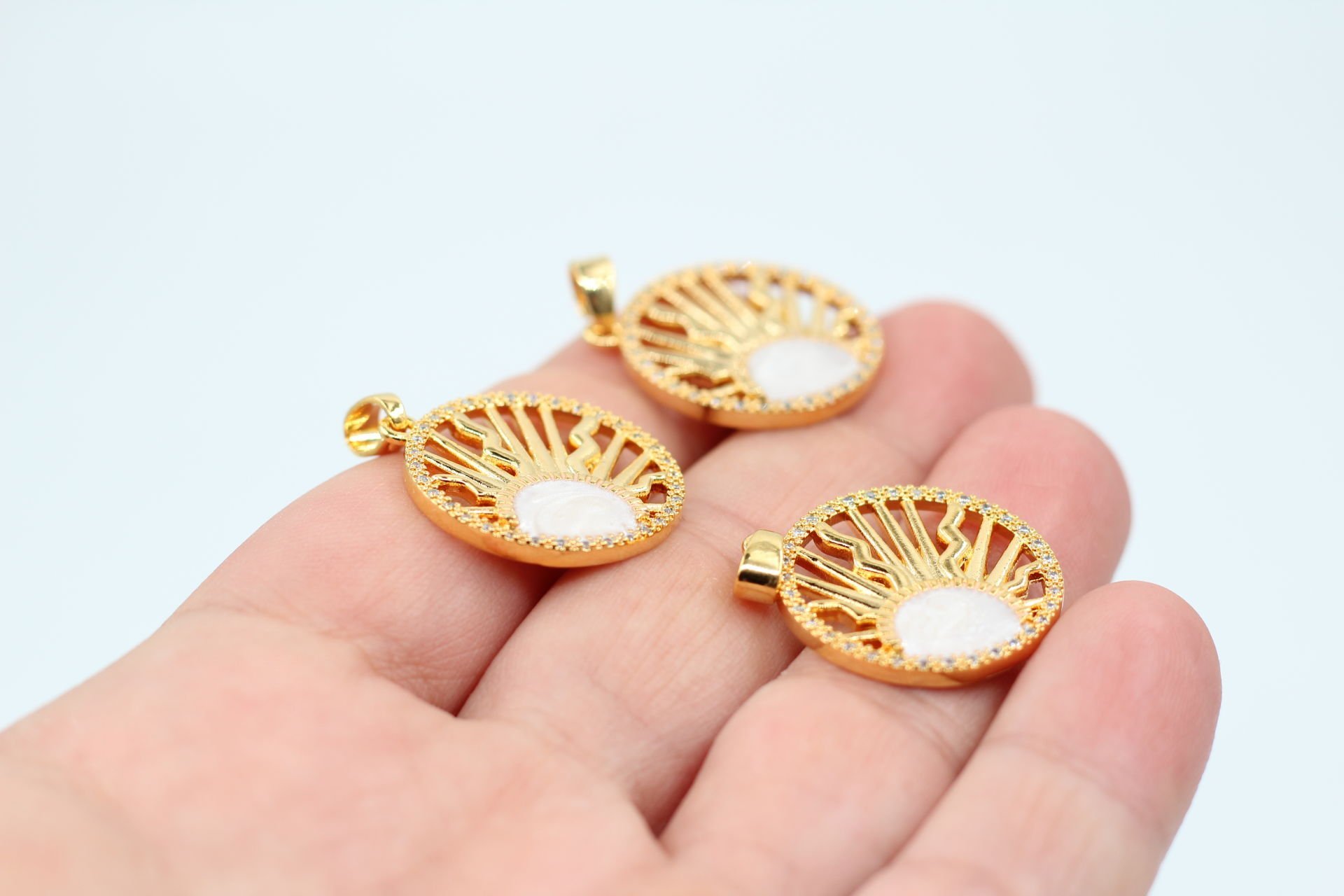 Altın Kaplama Mineli Zirkonlu Güneş Kolye Ucu