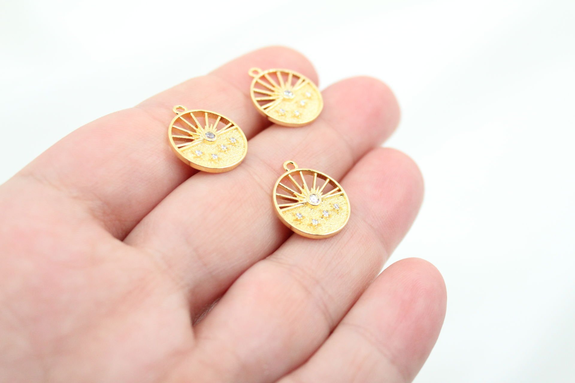Altın Kaplama Zirkonlu Yuvarlak Güneş Yıldız Figürlü Kolye Ucu