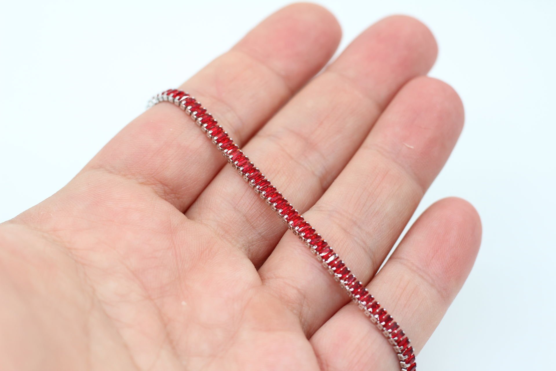 Rodyum Kaplama Kırmızı Minik Baget Taşlı Su Yolu Bileklik