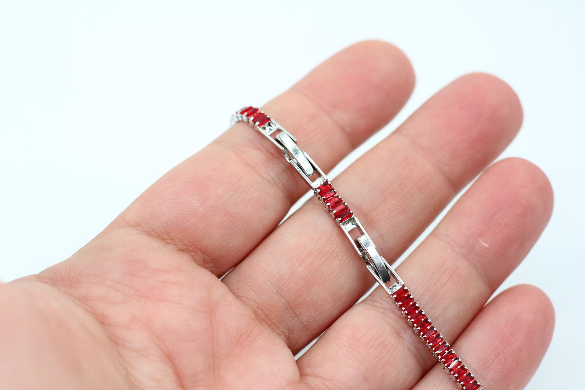 Rodyum Kaplama Kırmızı Minik Baget Taşlı Su Yolu Bileklik