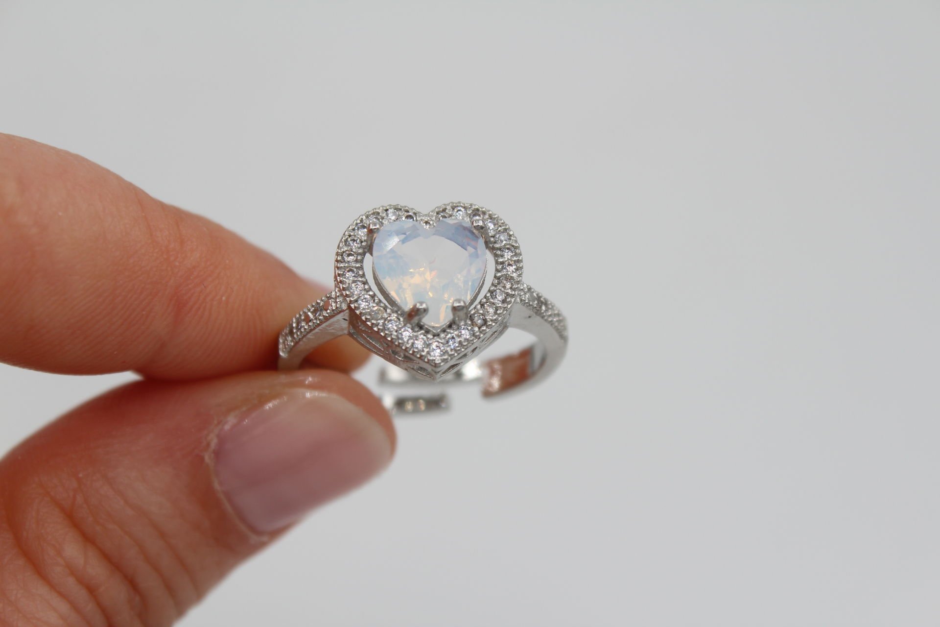 Rodyum Kaplama Sıra Taşlı Buzlu Beyaz Yüzük