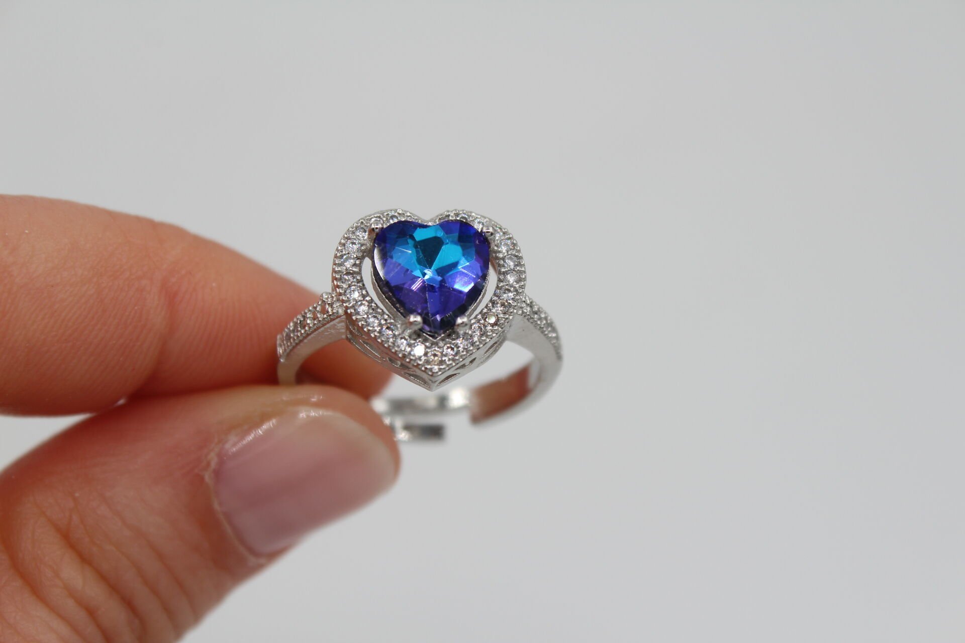 Rodyum Kaplama Sıra Taşlı Janjan Lacivert Yüzük