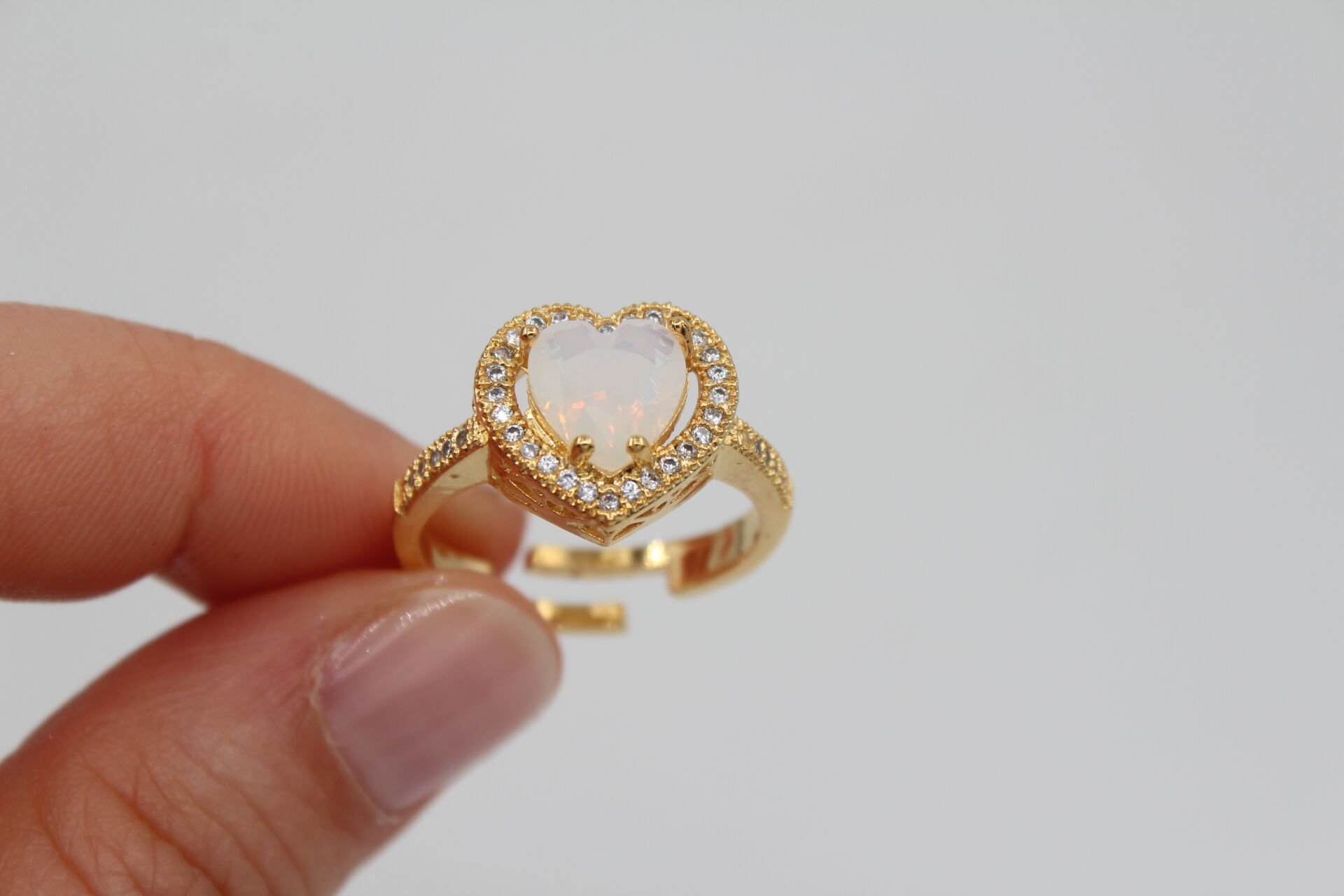 Altın Kaplama Sıra Taşlı Buzlu Beyaz Yüzük