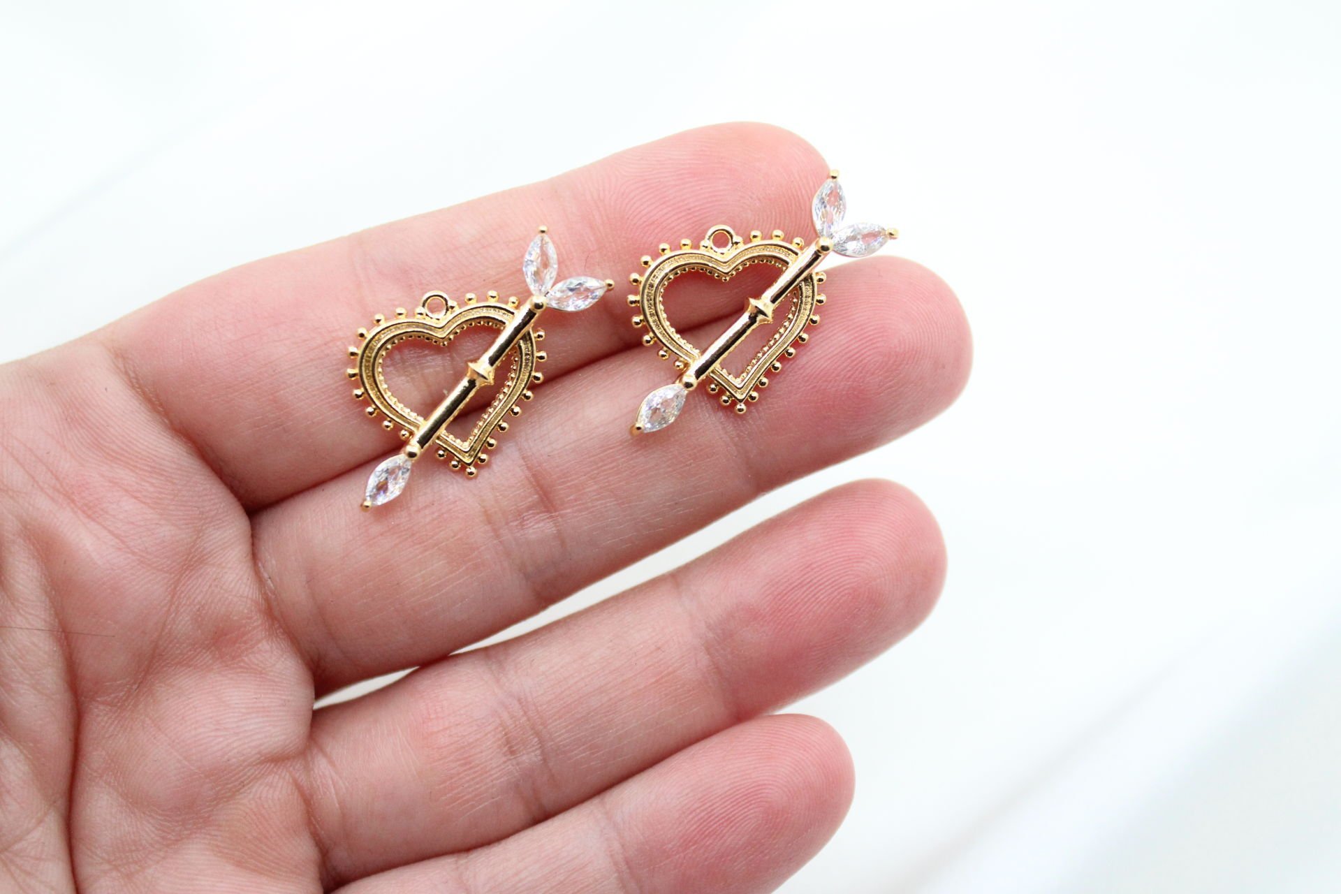 Altın Kaplama Oklu Kalp Beyaz