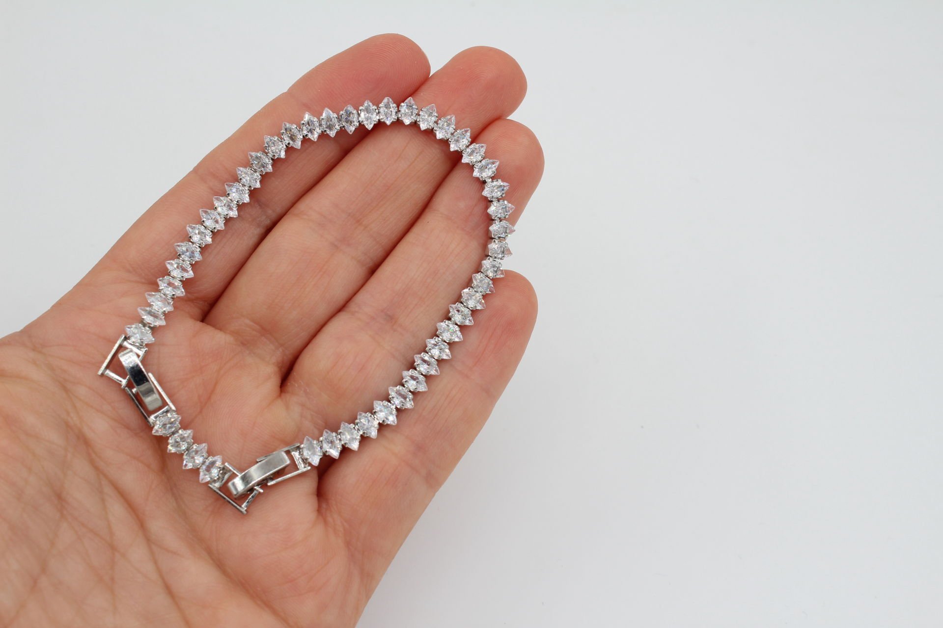 Rodyum Kaplama Mekik Taşlı Zirkonlu Bileklik