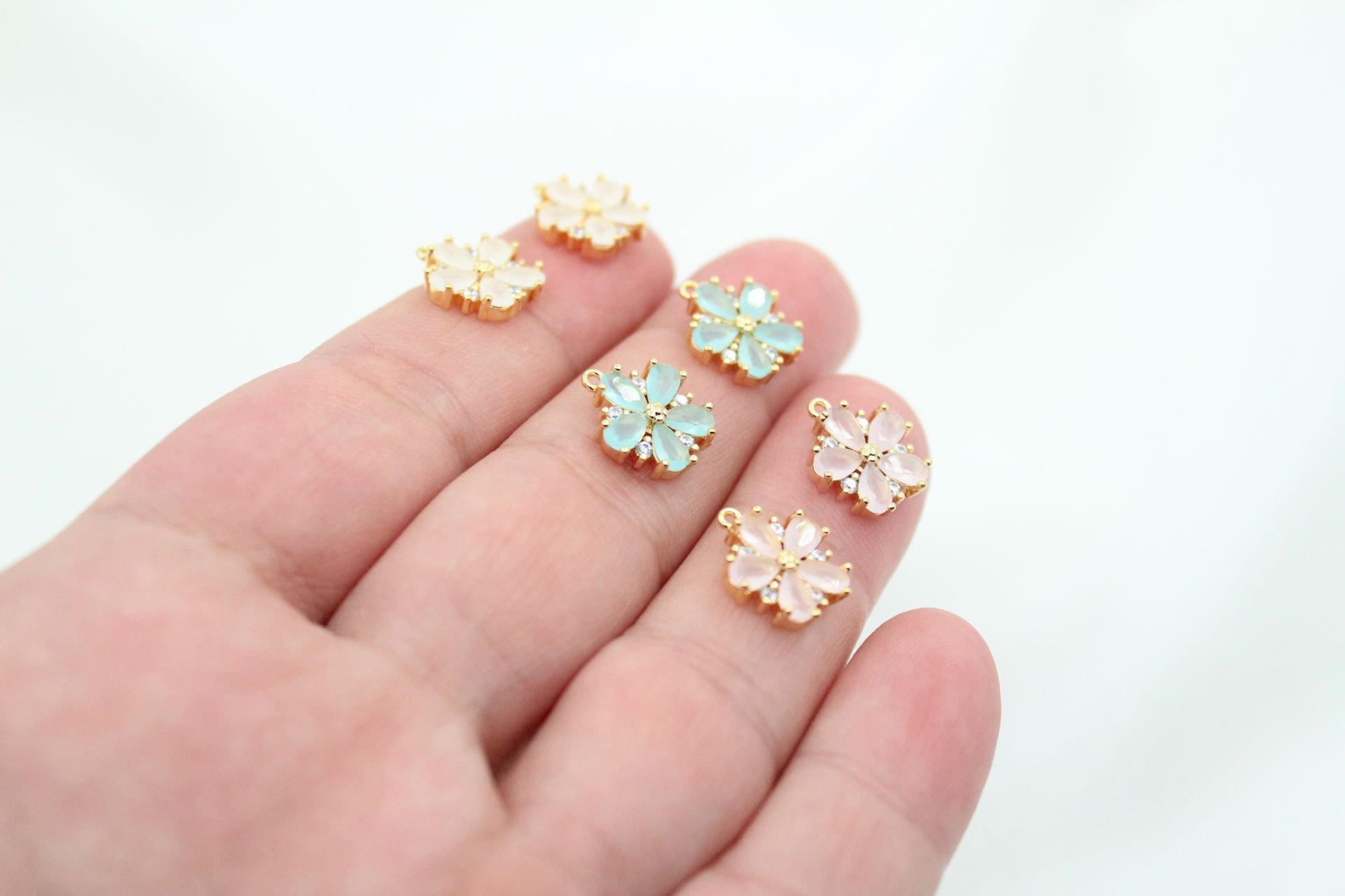 Altın Kaplama Kenarı Taşlı Damla Buzlu Çiçek