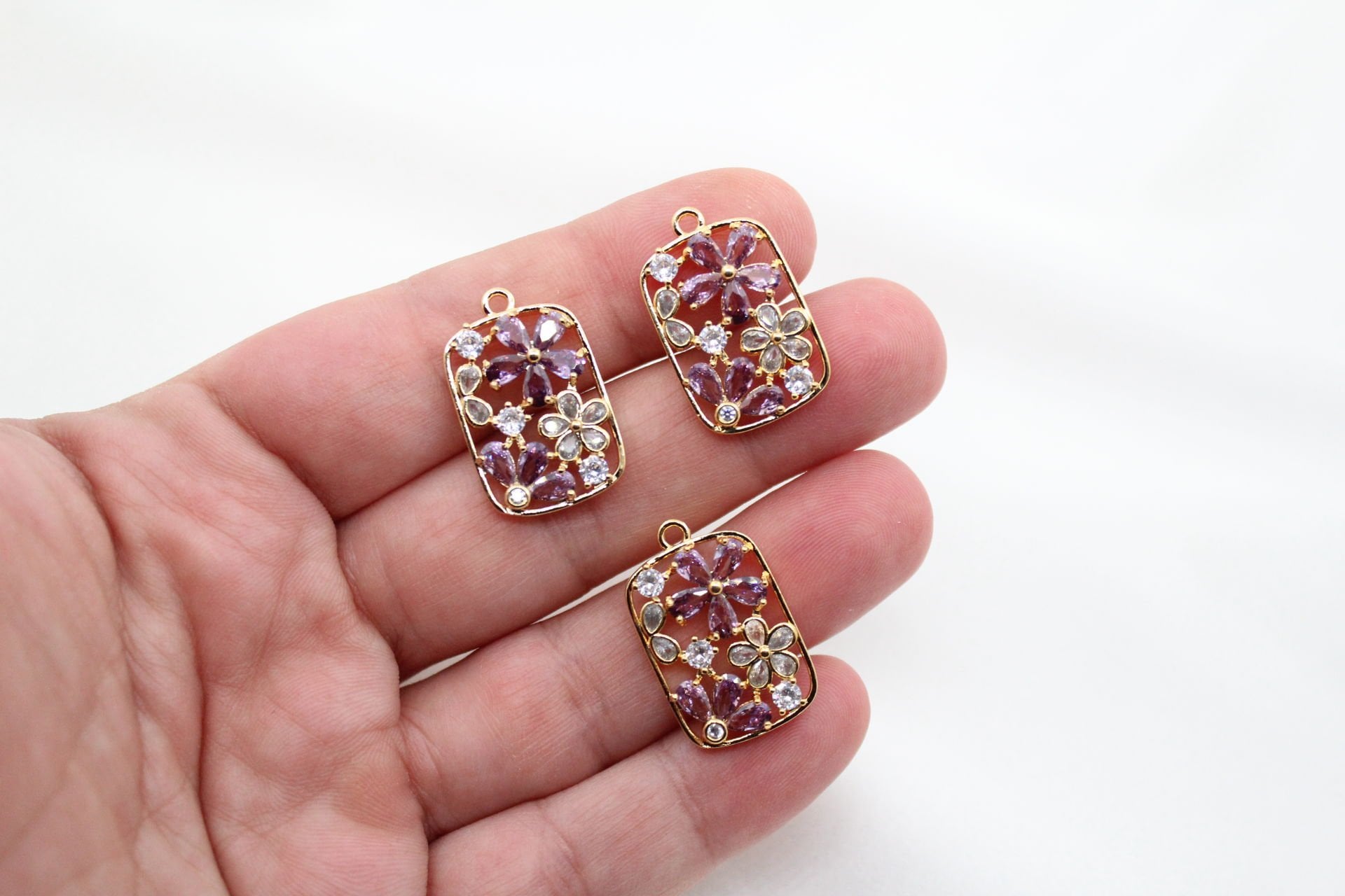 Altın Kaplama Dikdörtgen Zirkonlu Lila Çiçekli Kolye Ucu