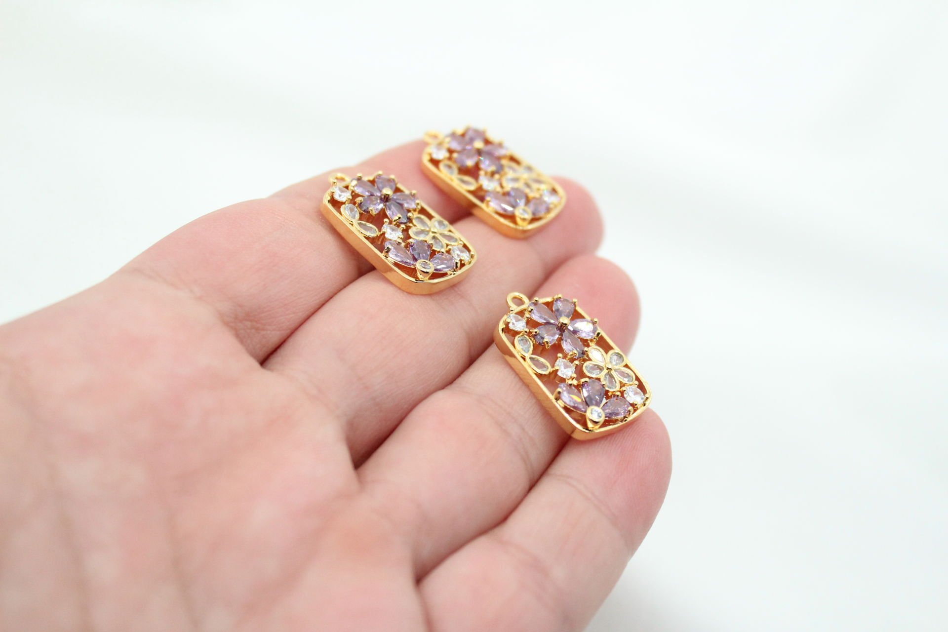 Altın Kaplama Dikdörtgen Zirkonlu Lila Çiçekli Kolye Ucu