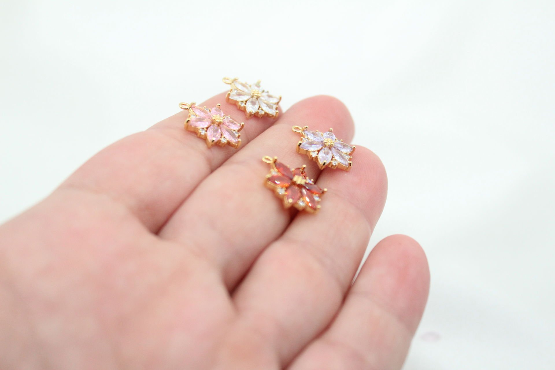 Altın Kaplama Mekik Zirkonlu Çiçek Kolye Ucu