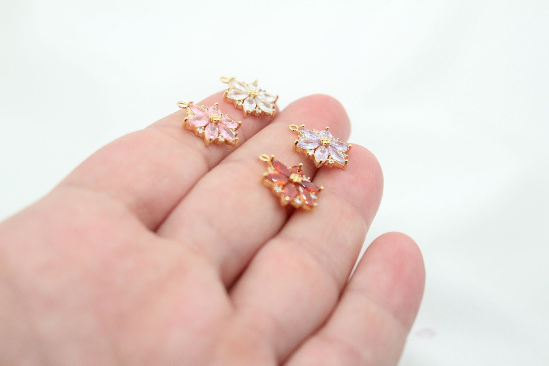 Altın Kaplama Mekik Zirkonlu Çiçek Kolye Ucu